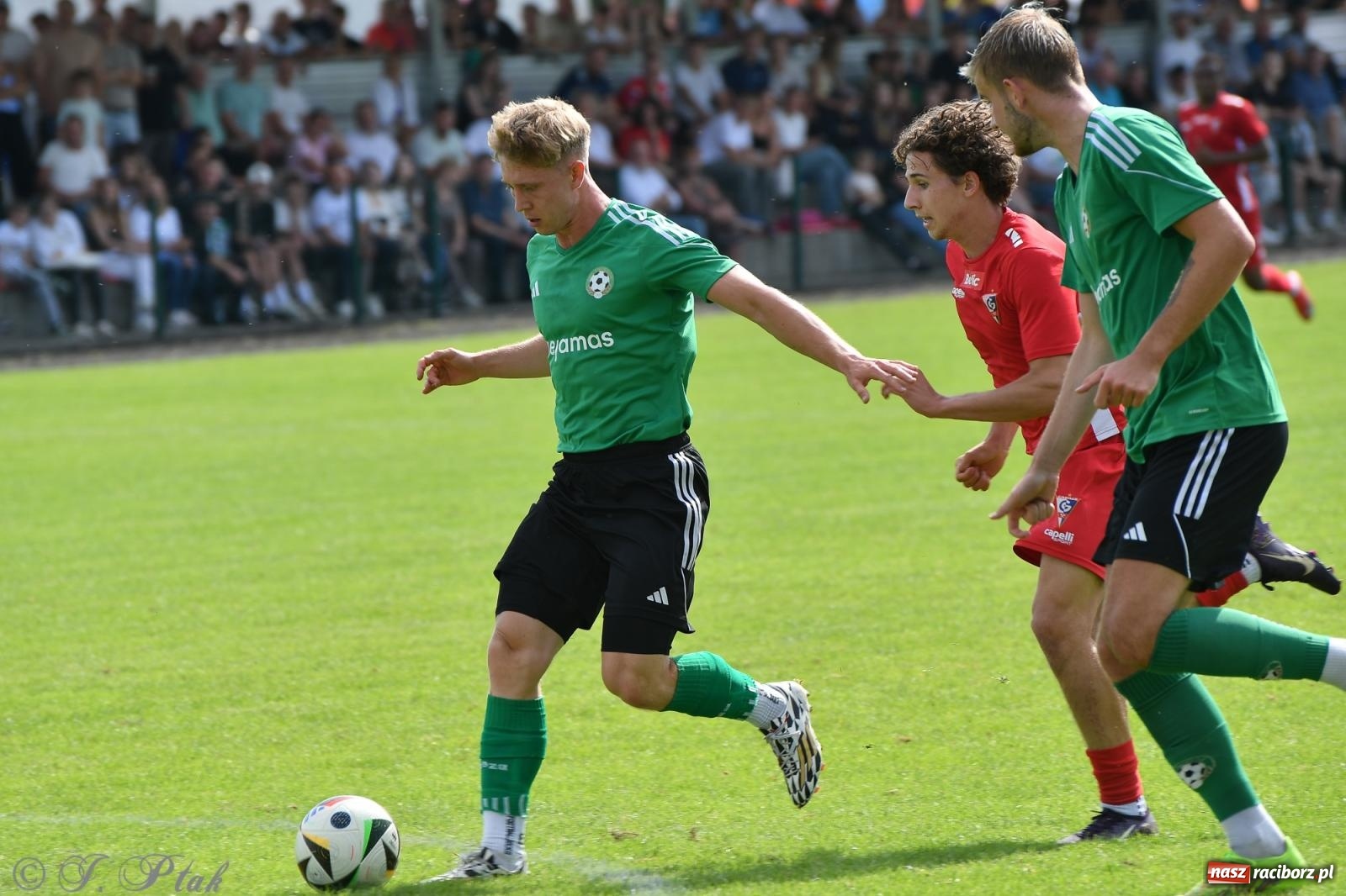 Zdjęcie w galerii na portalu naszraciborz.pl: Tworków – nobilitacja i ukłon Górnika Zabrze. 120-lecie LKS z meczem, który przejdzie do historii wiadomości z regionu