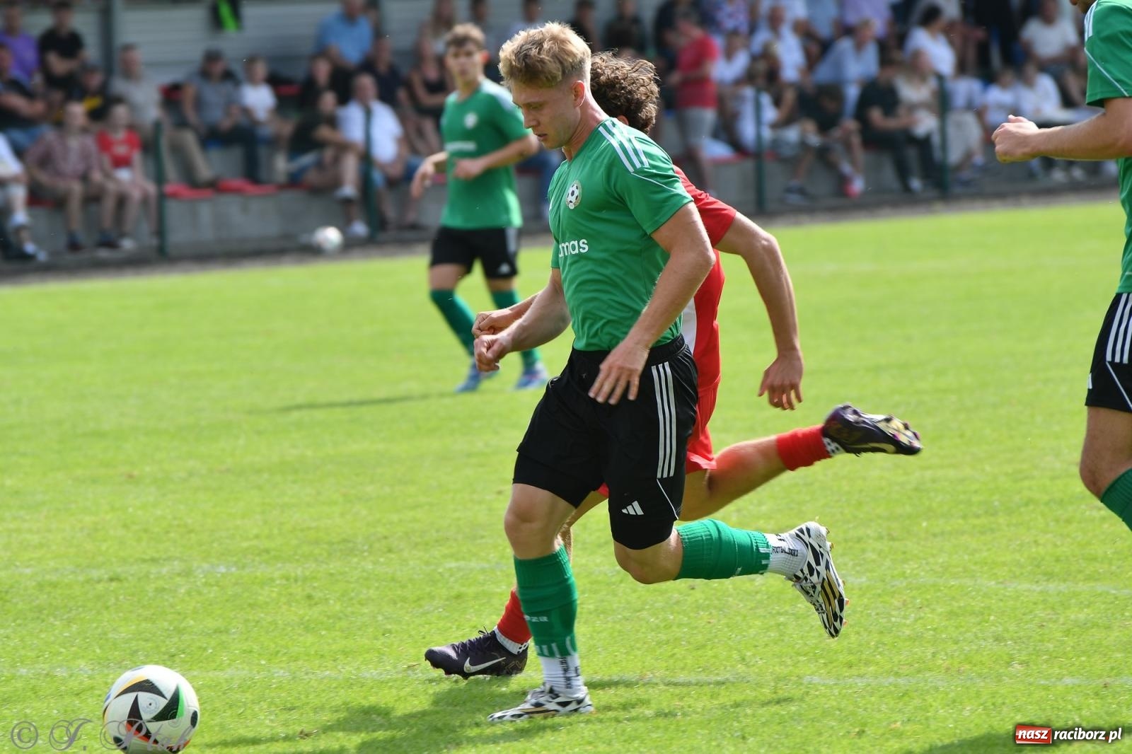 Zdjęcie w galerii na portalu naszraciborz.pl: Tworków – nobilitacja i ukłon Górnika Zabrze. 120-lecie LKS z meczem, który przejdzie do historii wiadomości z regionu