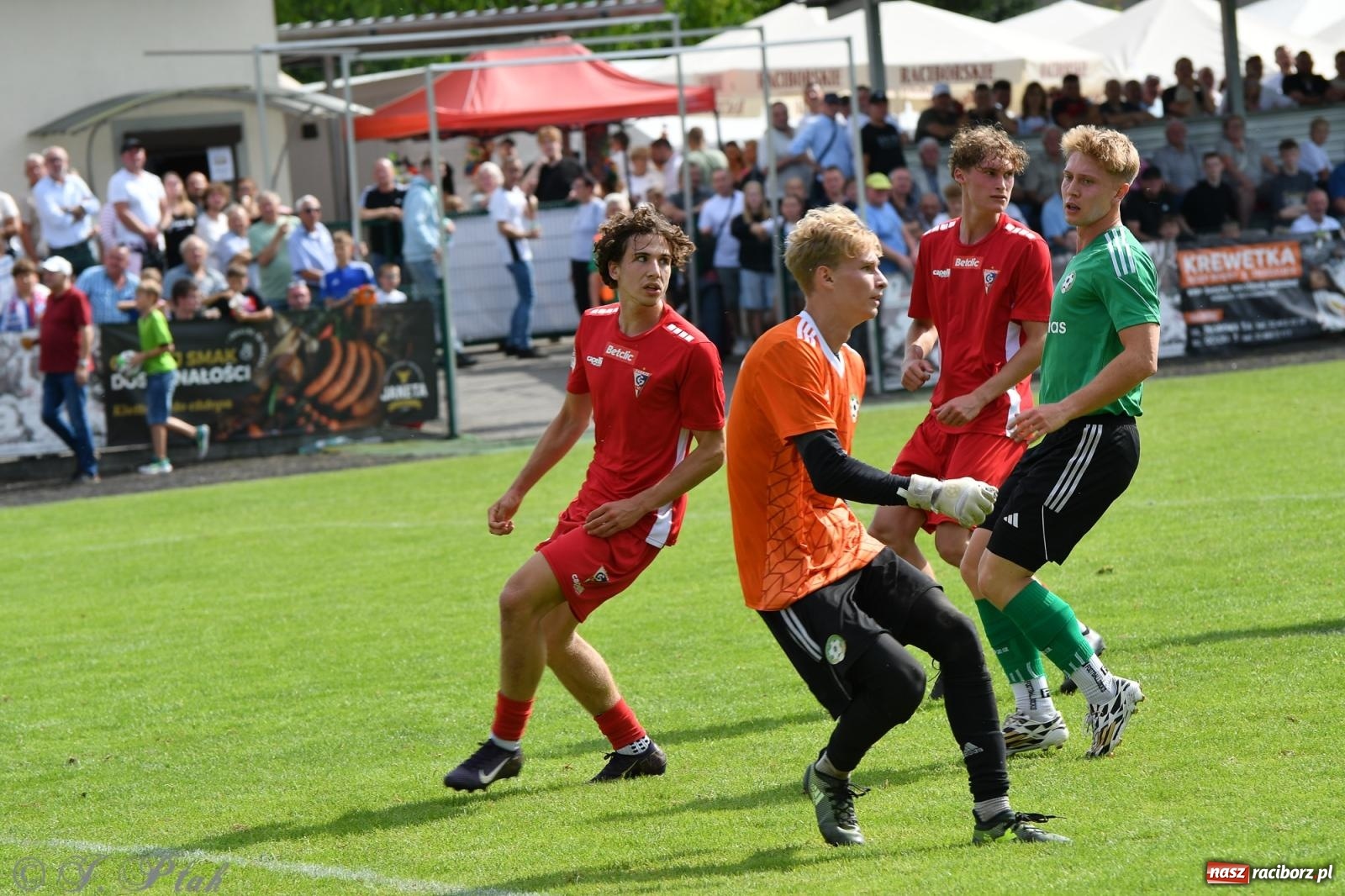 Zdjęcie w galerii na portalu naszraciborz.pl: Tworków – nobilitacja i ukłon Górnika Zabrze. 120-lecie LKS z meczem, który przejdzie do historii wiadomości z regionu