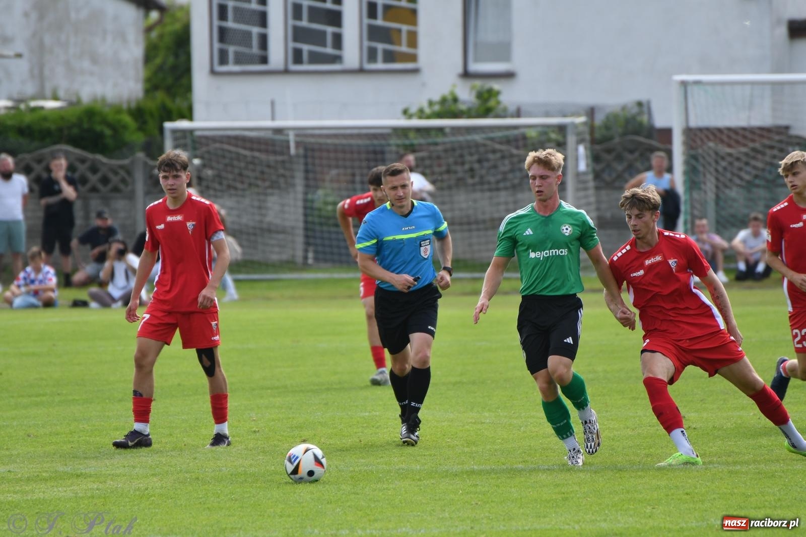 Zdjęcie w galerii na portalu naszraciborz.pl: Tworków – nobilitacja i ukłon Górnika Zabrze. 120-lecie LKS z meczem, który przejdzie do historii wiadomości z regionu