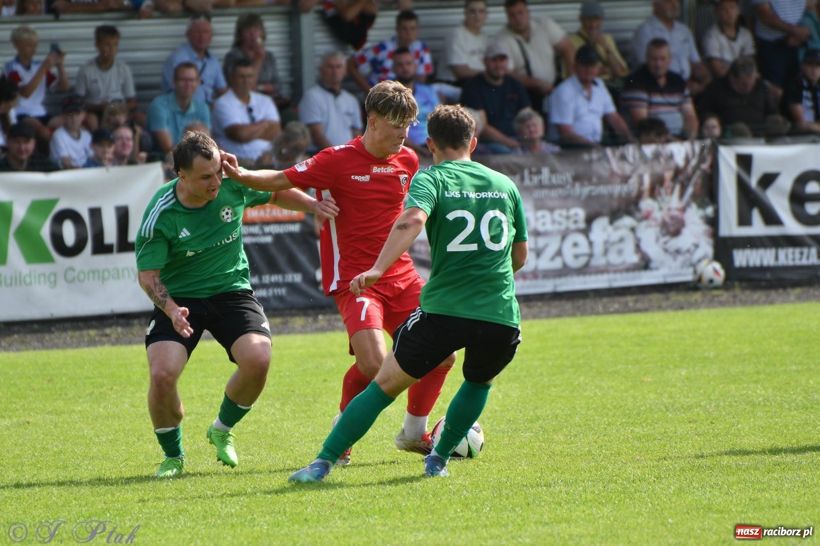 Zdjęcie w galerii na portalu naszraciborz.pl: Tworków – nobilitacja i ukłon Górnika Zabrze. 120-lecie LKS z meczem, który przejdzie do historii wiadomości z regionu