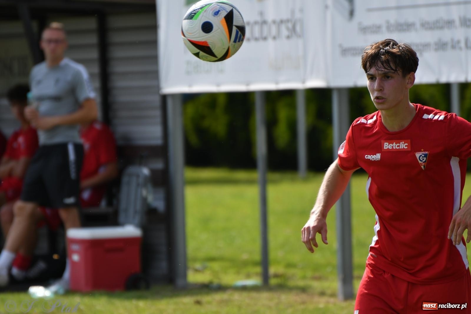 Zdjęcie w galerii na portalu naszraciborz.pl: Tworków – nobilitacja i ukłon Górnika Zabrze. 120-lecie LKS z meczem, który przejdzie do historii wiadomości z regionu