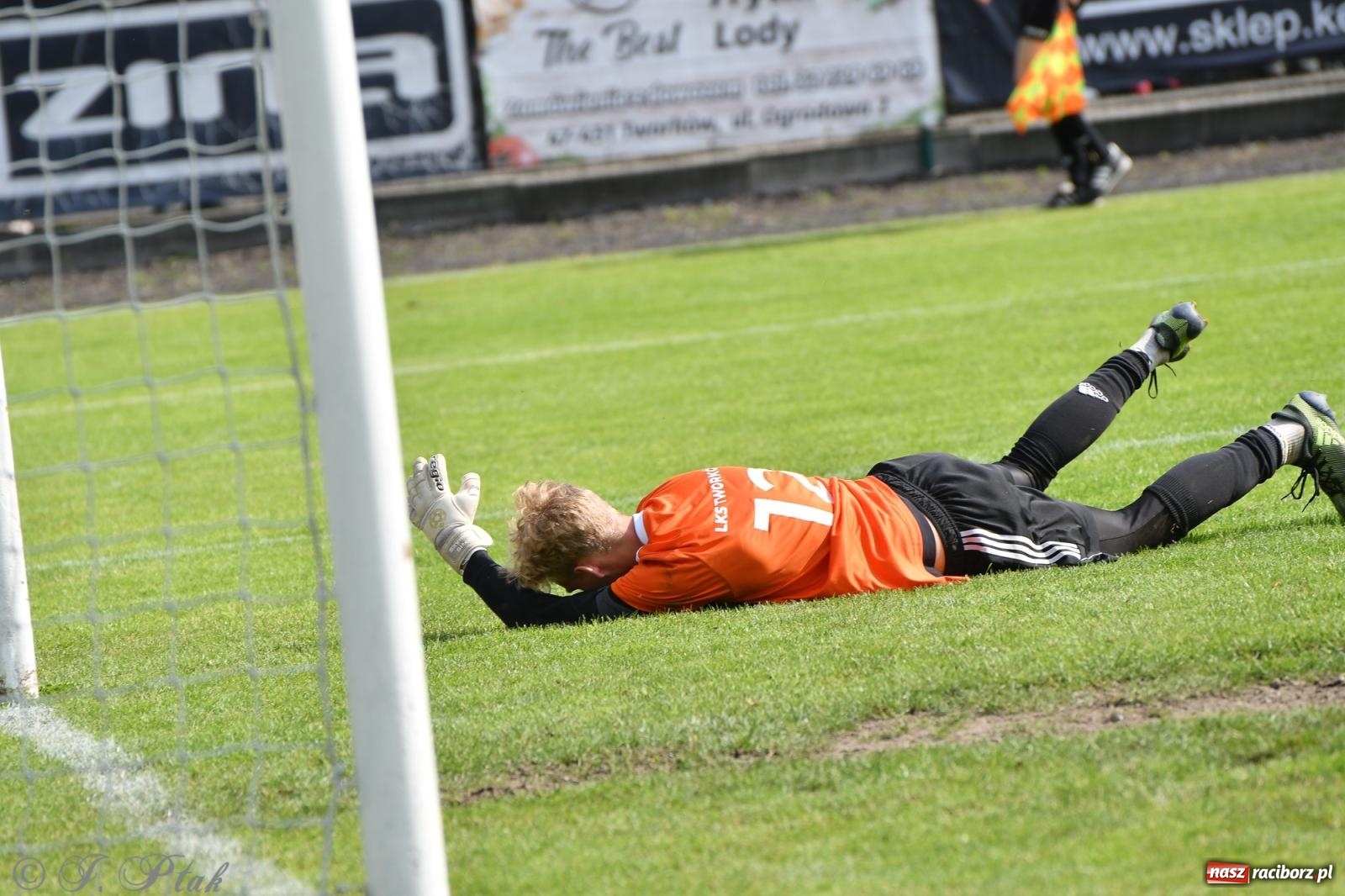 Zdjęcie w galerii na portalu naszraciborz.pl: Tworków – nobilitacja i ukłon Górnika Zabrze. 120-lecie LKS z meczem, który przejdzie do historii wiadomości z regionu