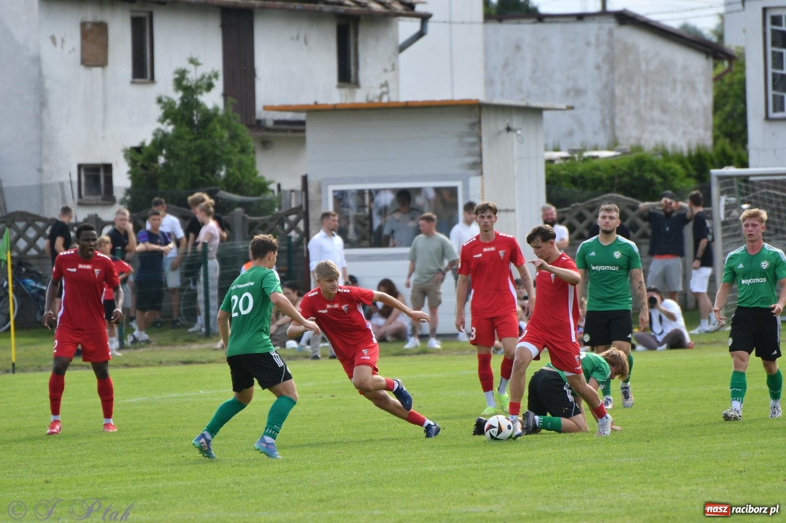 Zdjęcie w galerii na portalu naszraciborz.pl: Tworków – nobilitacja i ukłon Górnika Zabrze. 120-lecie LKS z meczem, który przejdzie do historii wiadomości z regionu