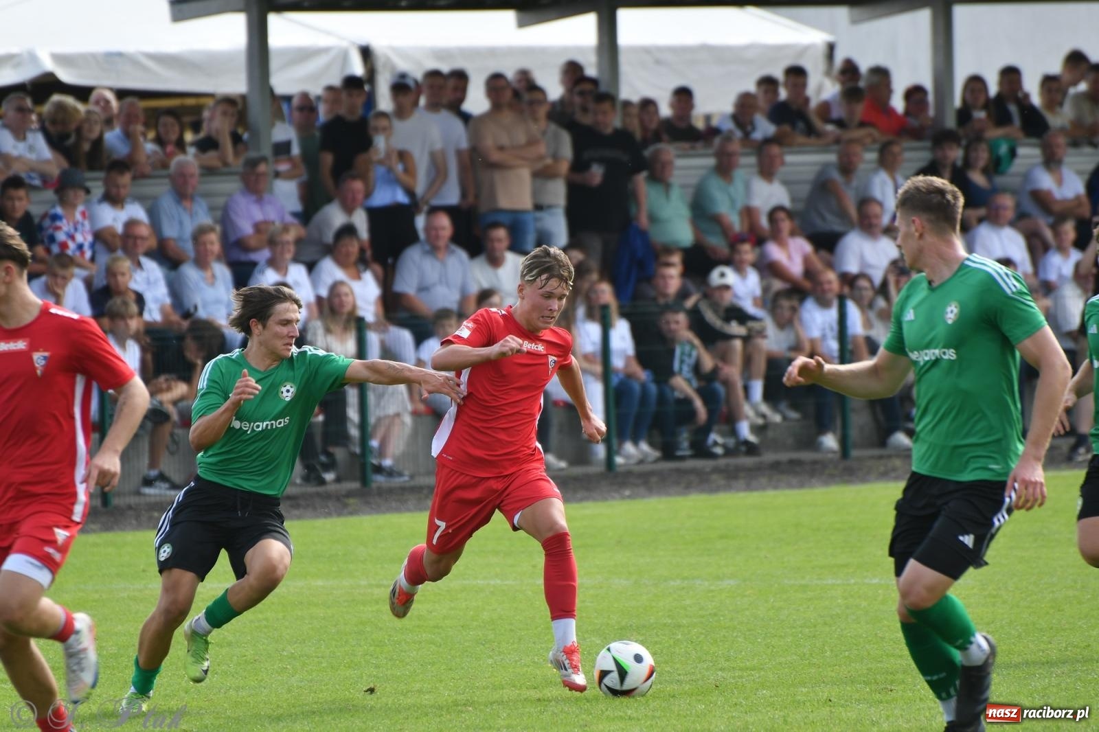 Zdjęcie w galerii na portalu naszraciborz.pl: Tworków – nobilitacja i ukłon Górnika Zabrze. 120-lecie LKS z meczem, który przejdzie do historii wiadomości z regionu