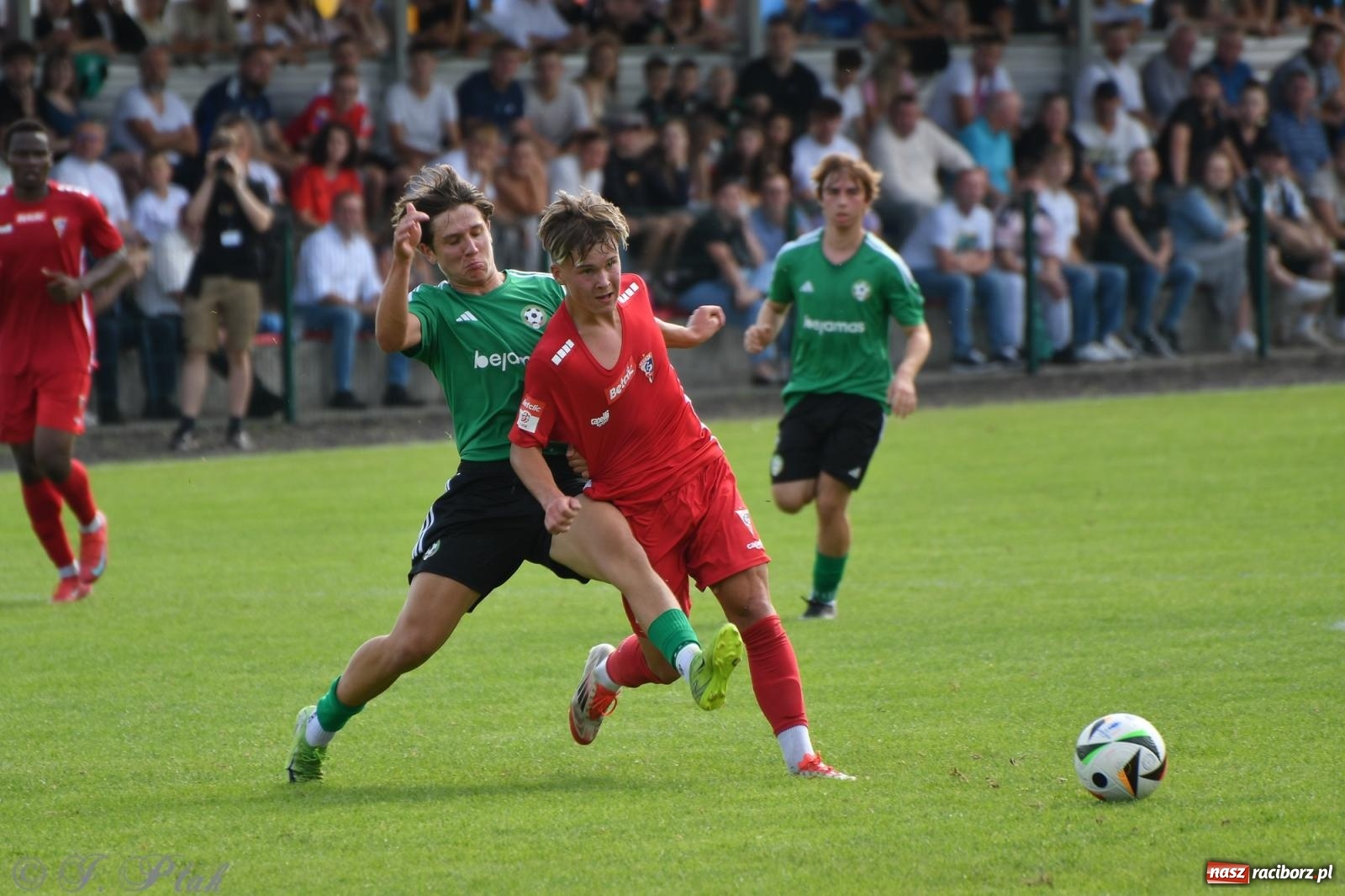 Zdjęcie w galerii na portalu naszraciborz.pl: Tworków – nobilitacja i ukłon Górnika Zabrze. 120-lecie LKS z meczem, który przejdzie do historii wiadomości z regionu