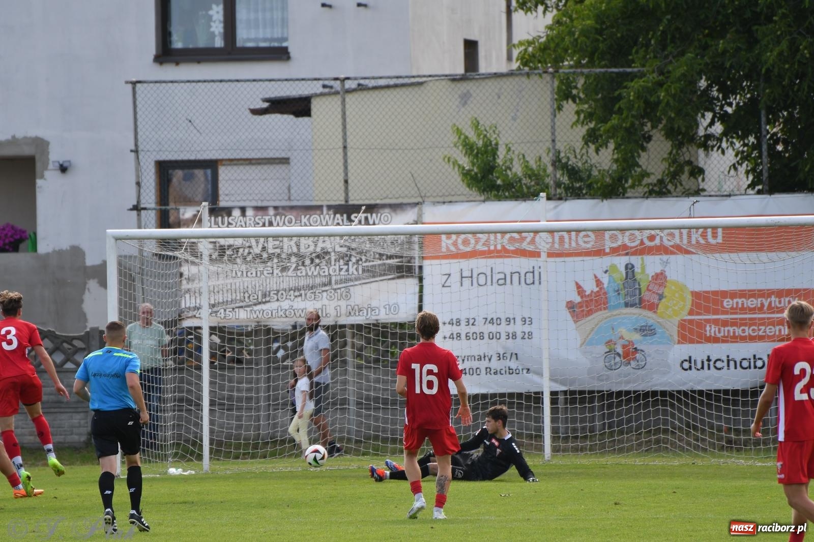 Zdjęcie w galerii na portalu naszraciborz.pl: Tworków – nobilitacja i ukłon Górnika Zabrze. 120-lecie LKS z meczem, który przejdzie do historii wiadomości z regionu