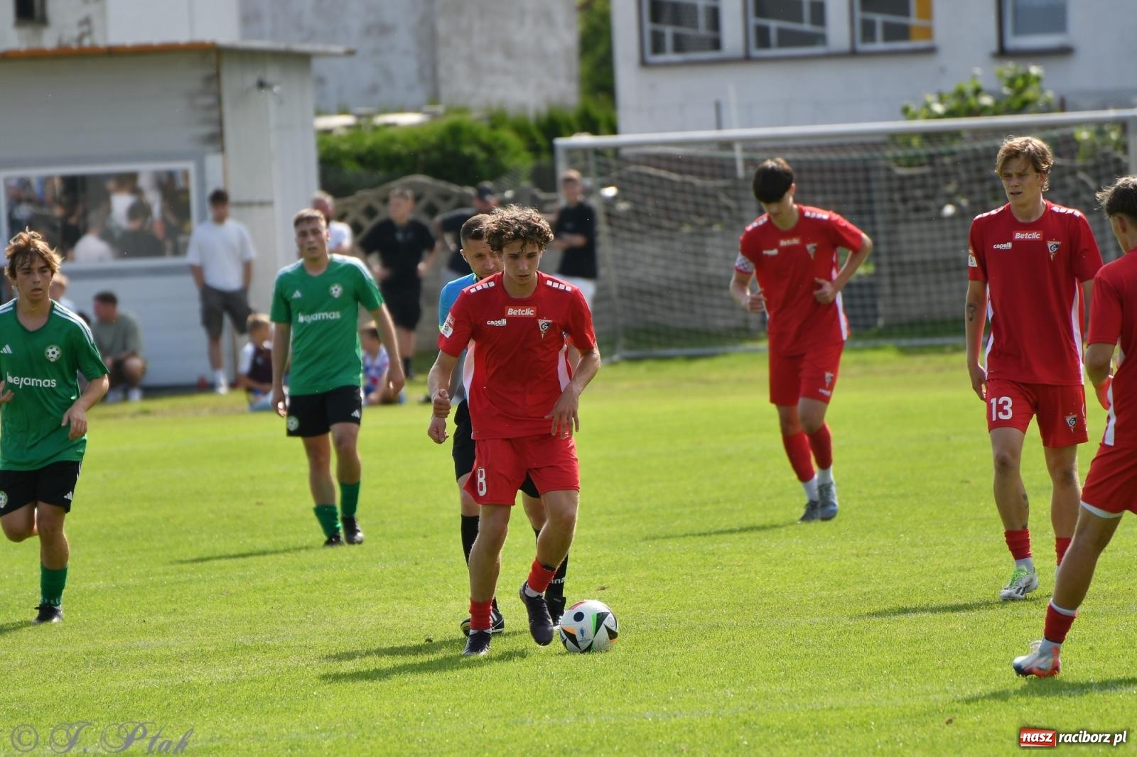 Zdjęcie w galerii na portalu naszraciborz.pl: Tworków – nobilitacja i ukłon Górnika Zabrze. 120-lecie LKS z meczem, który przejdzie do historii wiadomości z regionu