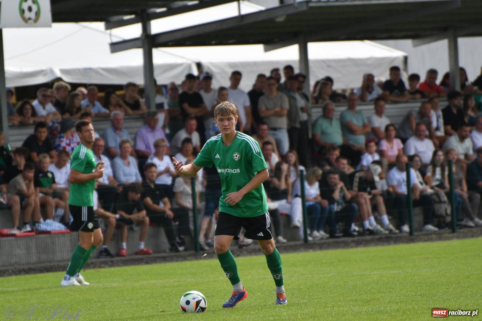 Zdjęcie w galerii na portalu naszraciborz.pl: Tworków – nobilitacja i ukłon Górnika Zabrze. 120-lecie LKS z meczem, który przejdzie do historii wiadomości z regionu