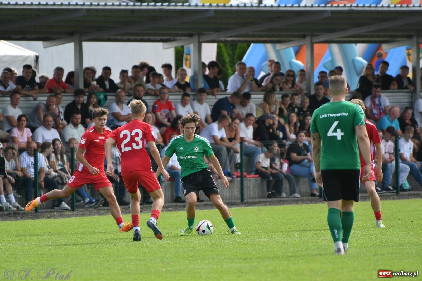 Zdjęcie w galerii na portalu naszraciborz.pl: Tworków – nobilitacja i ukłon Górnika Zabrze. 120-lecie LKS z meczem, który przejdzie do historii wiadomości z regionu