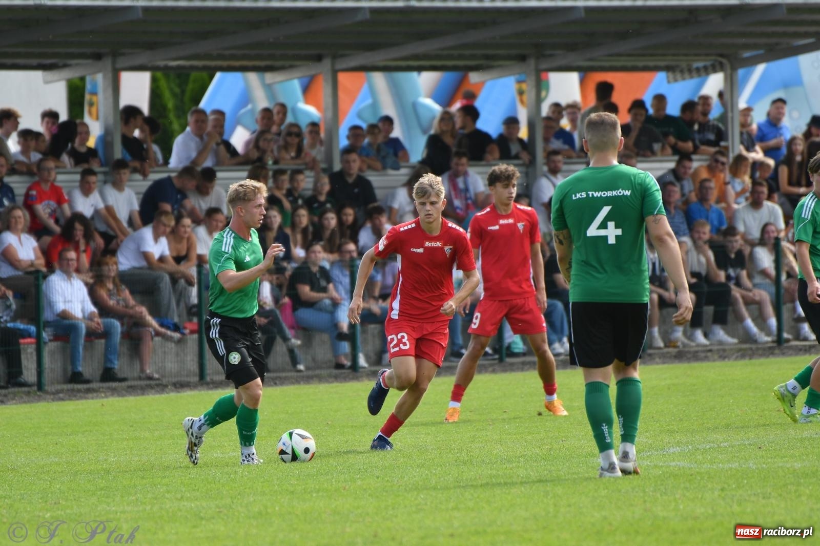 Zdjęcie w galerii na portalu naszraciborz.pl: Tworków – nobilitacja i ukłon Górnika Zabrze. 120-lecie LKS z meczem, który przejdzie do historii wiadomości z regionu