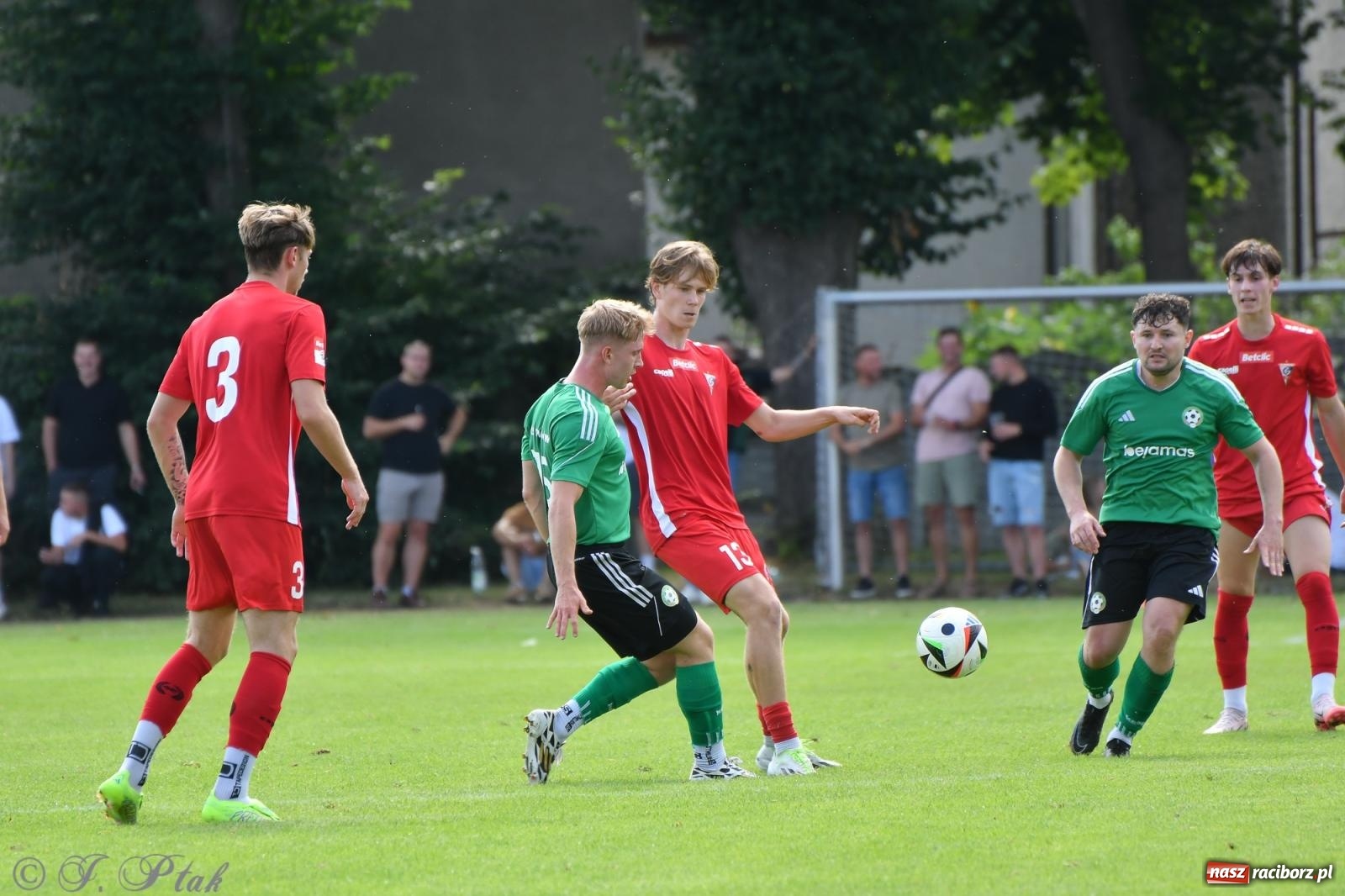 Zdjęcie w galerii na portalu naszraciborz.pl: Tworków – nobilitacja i ukłon Górnika Zabrze. 120-lecie LKS z meczem, który przejdzie do historii wiadomości z regionu