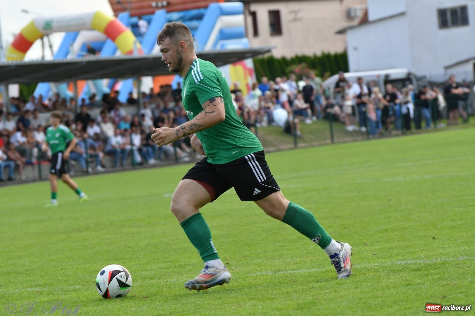 Zdjęcie w galerii na portalu naszraciborz.pl: Tworków – nobilitacja i ukłon Górnika Zabrze. 120-lecie LKS z meczem, który przejdzie do historii wiadomości z regionu