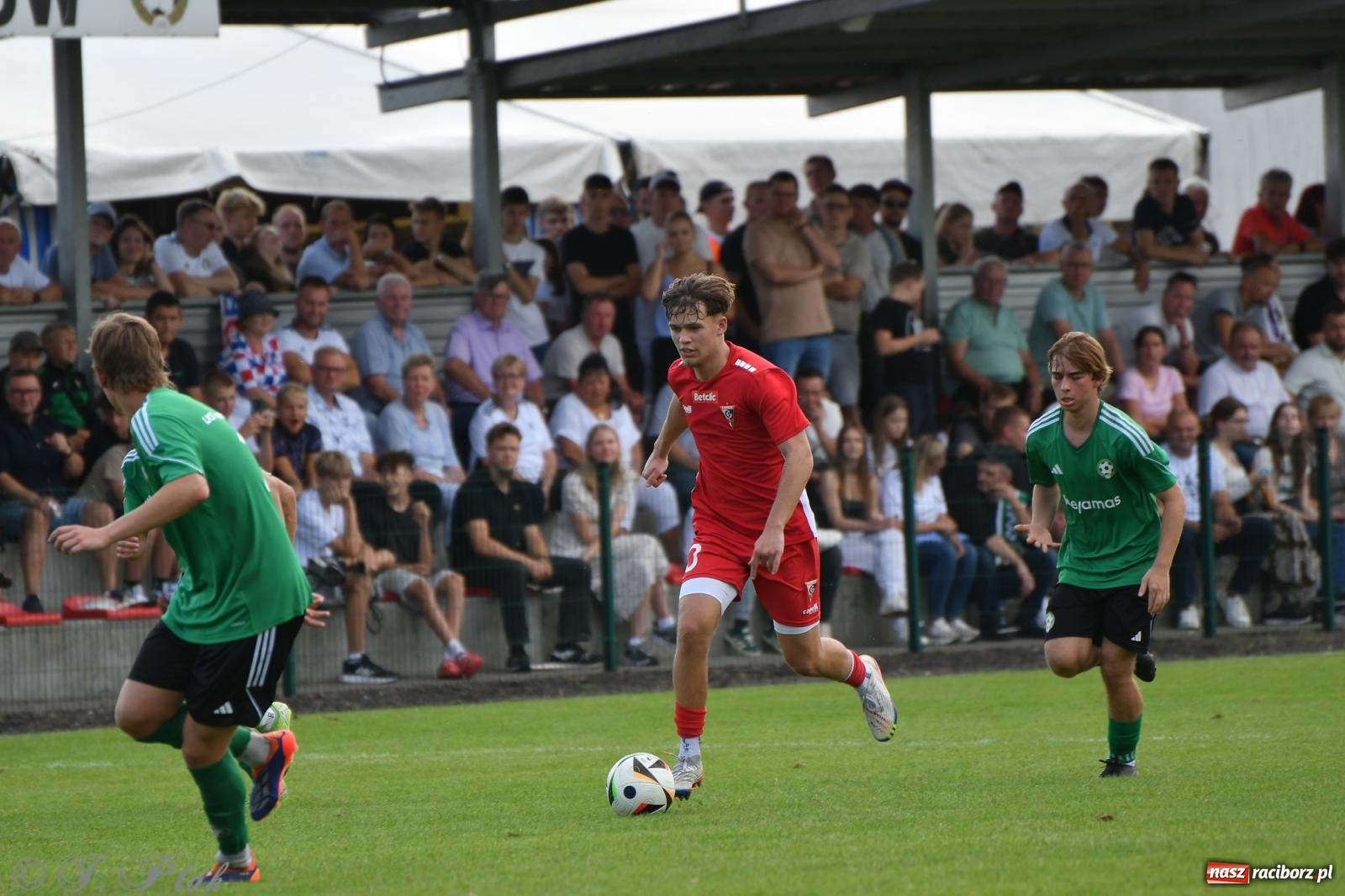 Zdjęcie w galerii na portalu naszraciborz.pl: Tworków – nobilitacja i ukłon Górnika Zabrze. 120-lecie LKS z meczem, który przejdzie do historii wiadomości z regionu