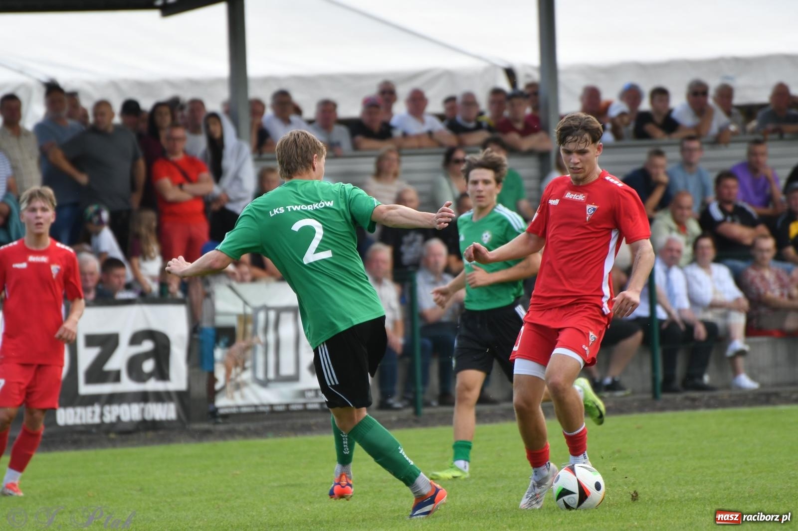 Zdjęcie w galerii na portalu naszraciborz.pl: Tworków – nobilitacja i ukłon Górnika Zabrze. 120-lecie LKS z meczem, który przejdzie do historii wiadomości z regionu