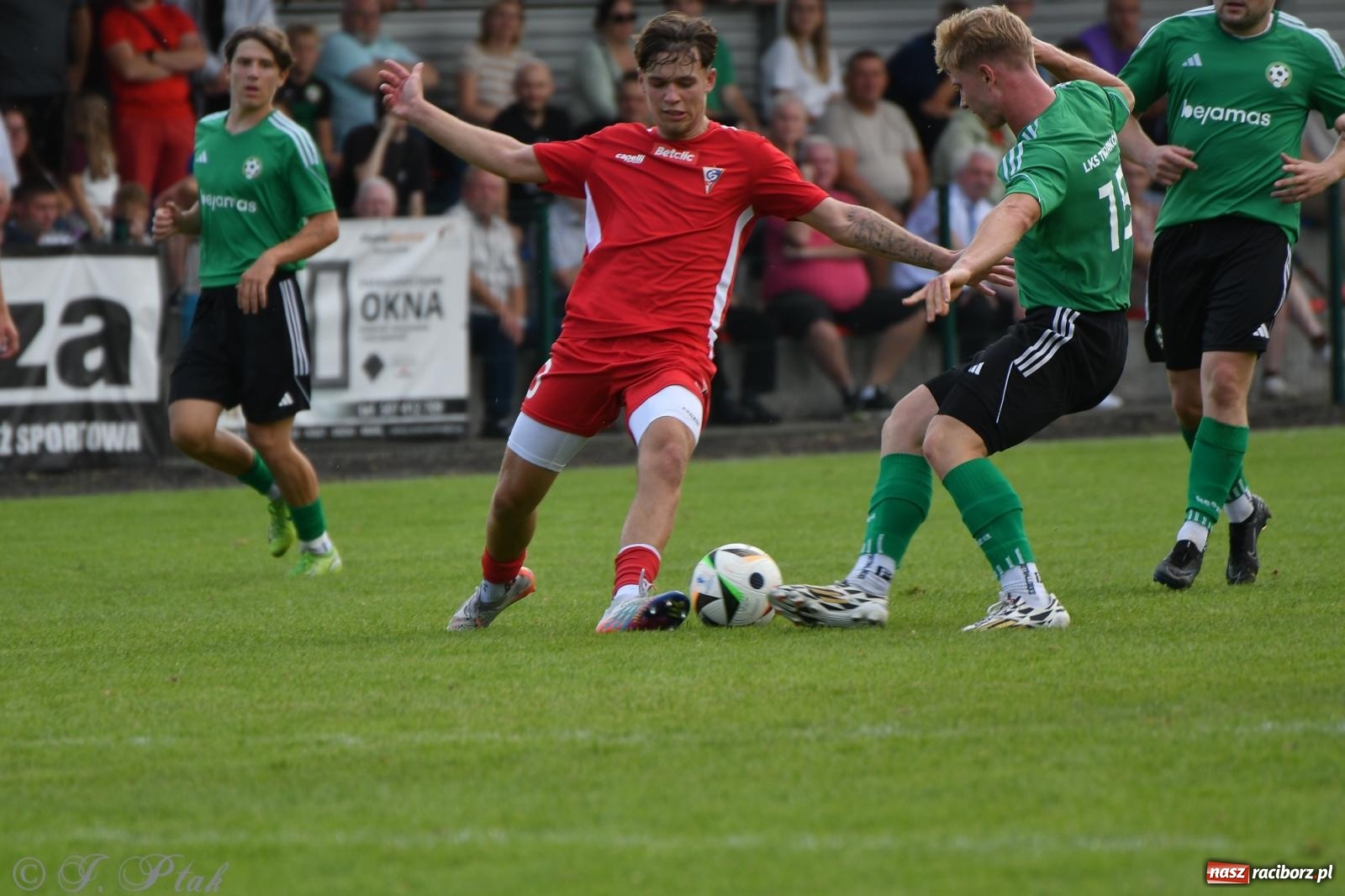 Zdjęcie w galerii na portalu naszraciborz.pl: Tworków – nobilitacja i ukłon Górnika Zabrze. 120-lecie LKS z meczem, który przejdzie do historii wiadomości z regionu