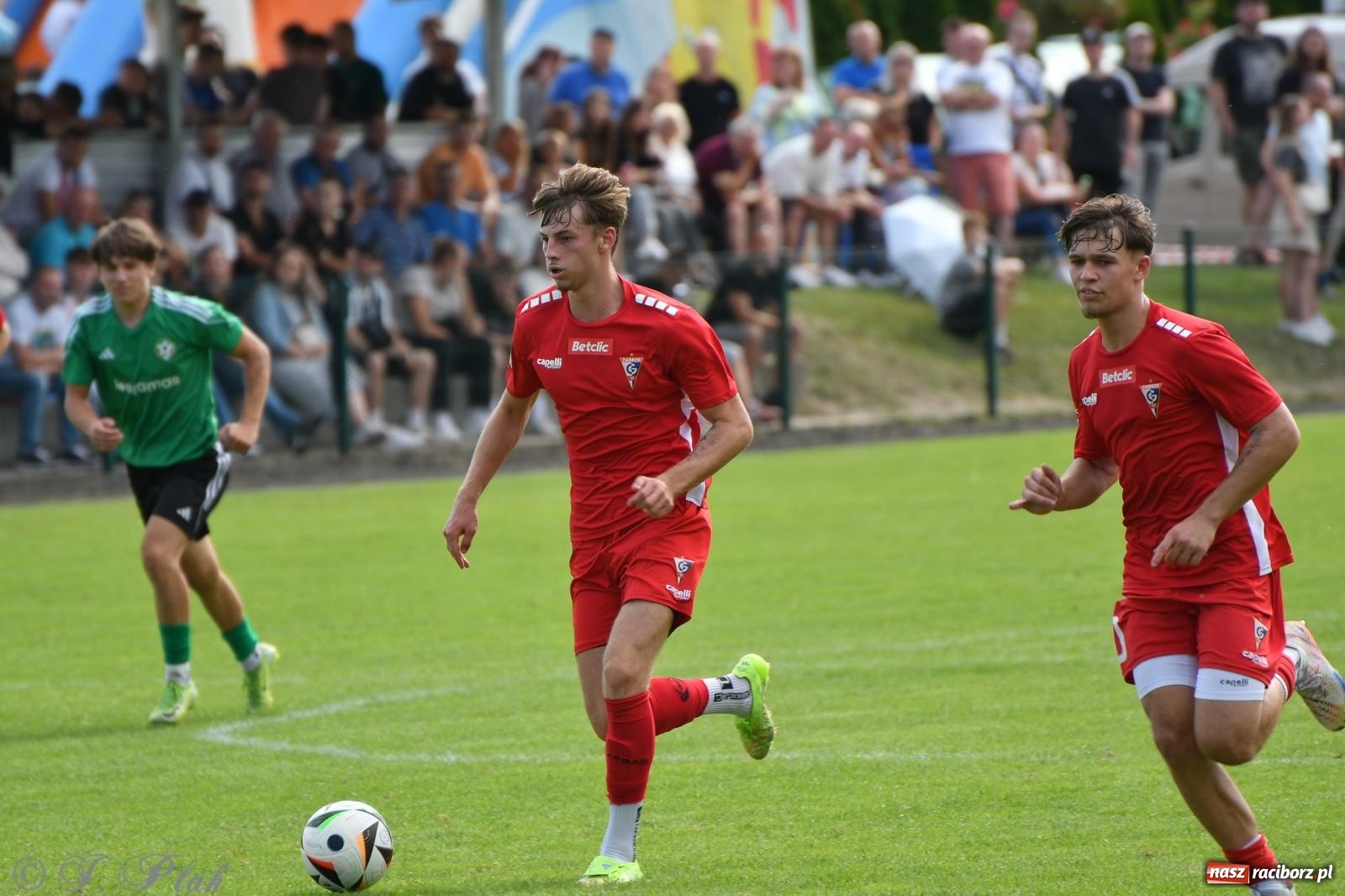 Zdjęcie w galerii na portalu naszraciborz.pl: Tworków – nobilitacja i ukłon Górnika Zabrze. 120-lecie LKS z meczem, który przejdzie do historii wiadomości z regionu