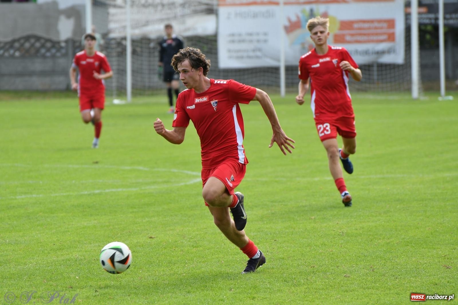 Zdjęcie w galerii na portalu naszraciborz.pl: Tworków – nobilitacja i ukłon Górnika Zabrze. 120-lecie LKS z meczem, który przejdzie do historii wiadomości z regionu
