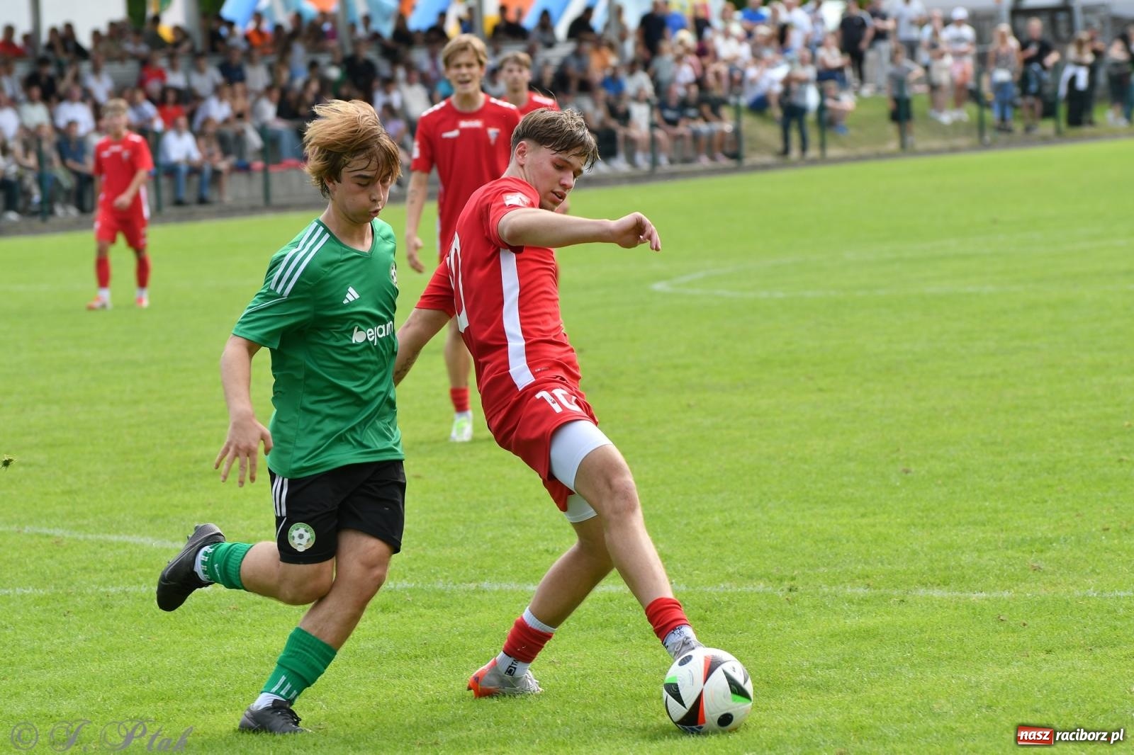 Zdjęcie w galerii na portalu naszraciborz.pl: Tworków – nobilitacja i ukłon Górnika Zabrze. 120-lecie LKS z meczem, który przejdzie do historii wiadomości z regionu