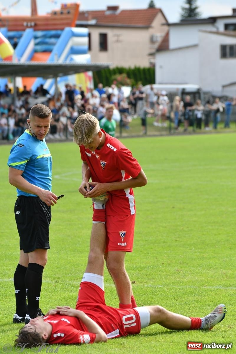 Zdjęcie w galerii na portalu naszraciborz.pl: Tworków – nobilitacja i ukłon Górnika Zabrze. 120-lecie LKS z meczem, który przejdzie do historii wiadomości z regionu
