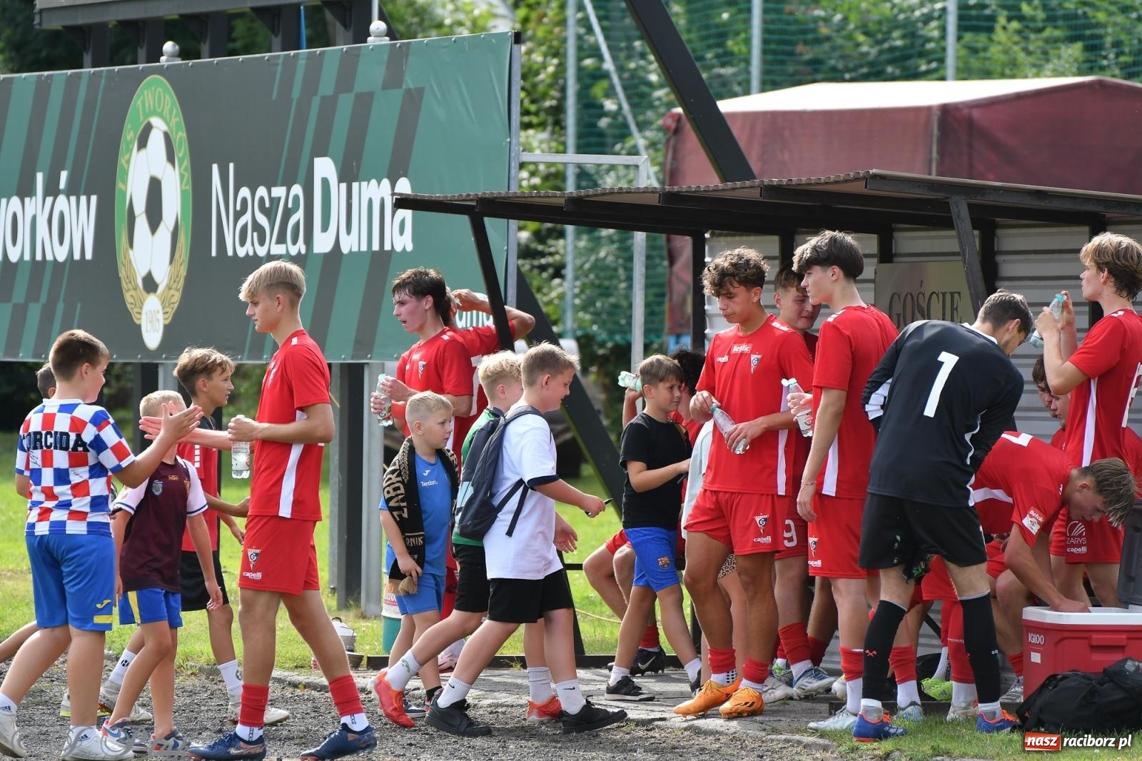 Zdjęcie w galerii na portalu naszraciborz.pl: Tworków – nobilitacja i ukłon Górnika Zabrze. 120-lecie LKS z meczem, który przejdzie do historii wiadomości z regionu