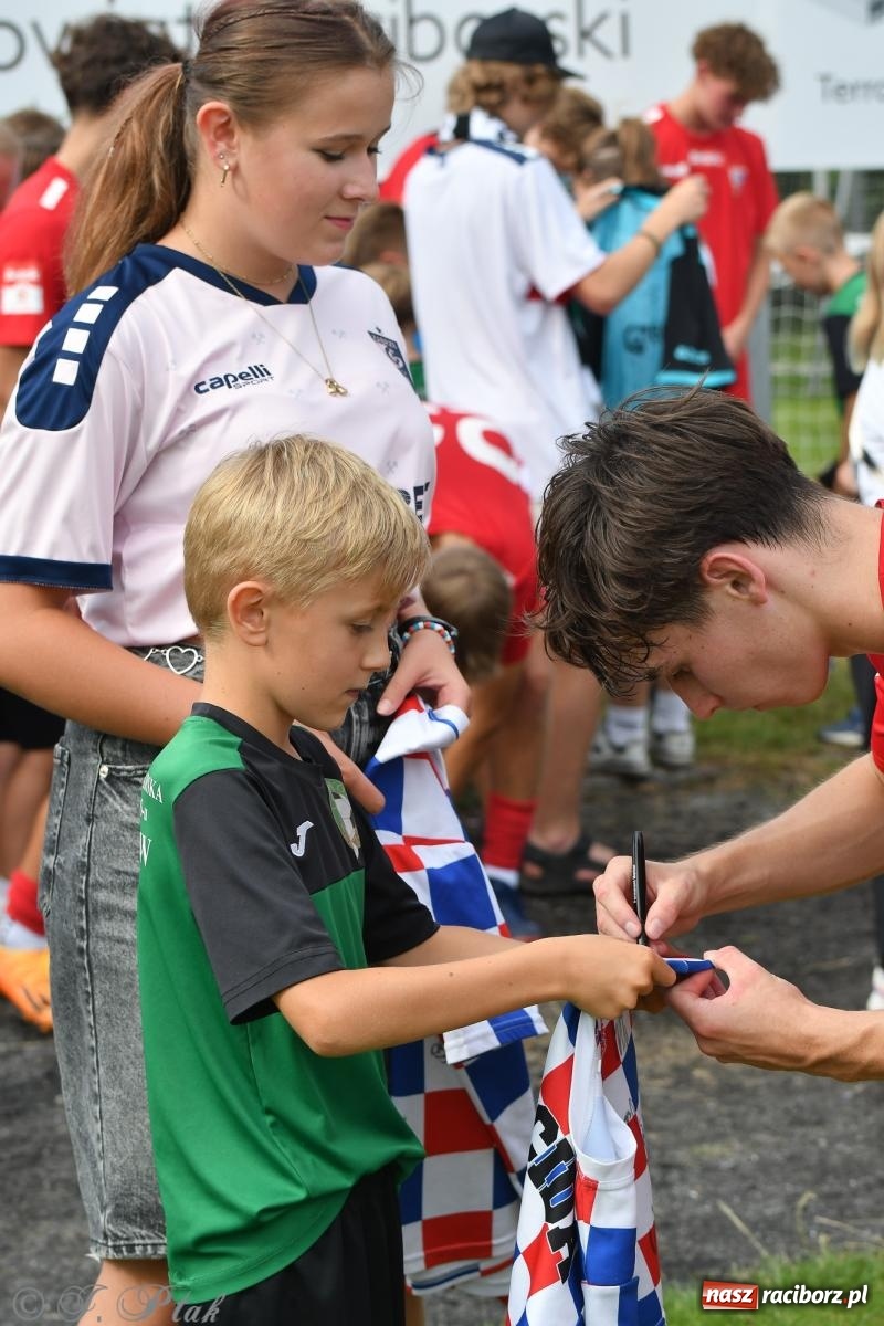 Zdjęcie w galerii na portalu naszraciborz.pl: Tworków – nobilitacja i ukłon Górnika Zabrze. 120-lecie LKS z meczem, który przejdzie do historii wiadomości z regionu
