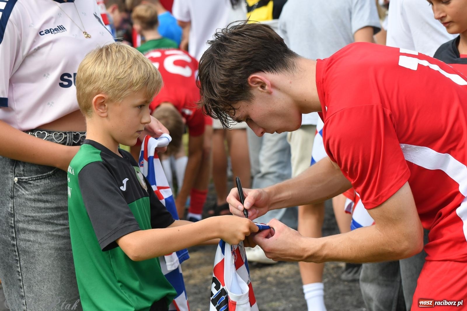 Zdjęcie w galerii na portalu naszraciborz.pl: Tworków – nobilitacja i ukłon Górnika Zabrze. 120-lecie LKS z meczem, który przejdzie do historii wiadomości z regionu