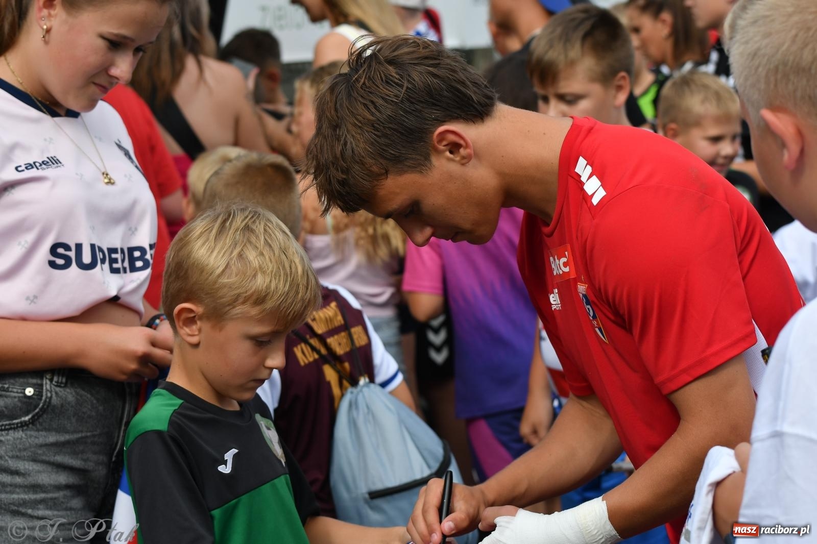 Zdjęcie w galerii na portalu naszraciborz.pl: Tworków – nobilitacja i ukłon Górnika Zabrze. 120-lecie LKS z meczem, który przejdzie do historii wiadomości z regionu