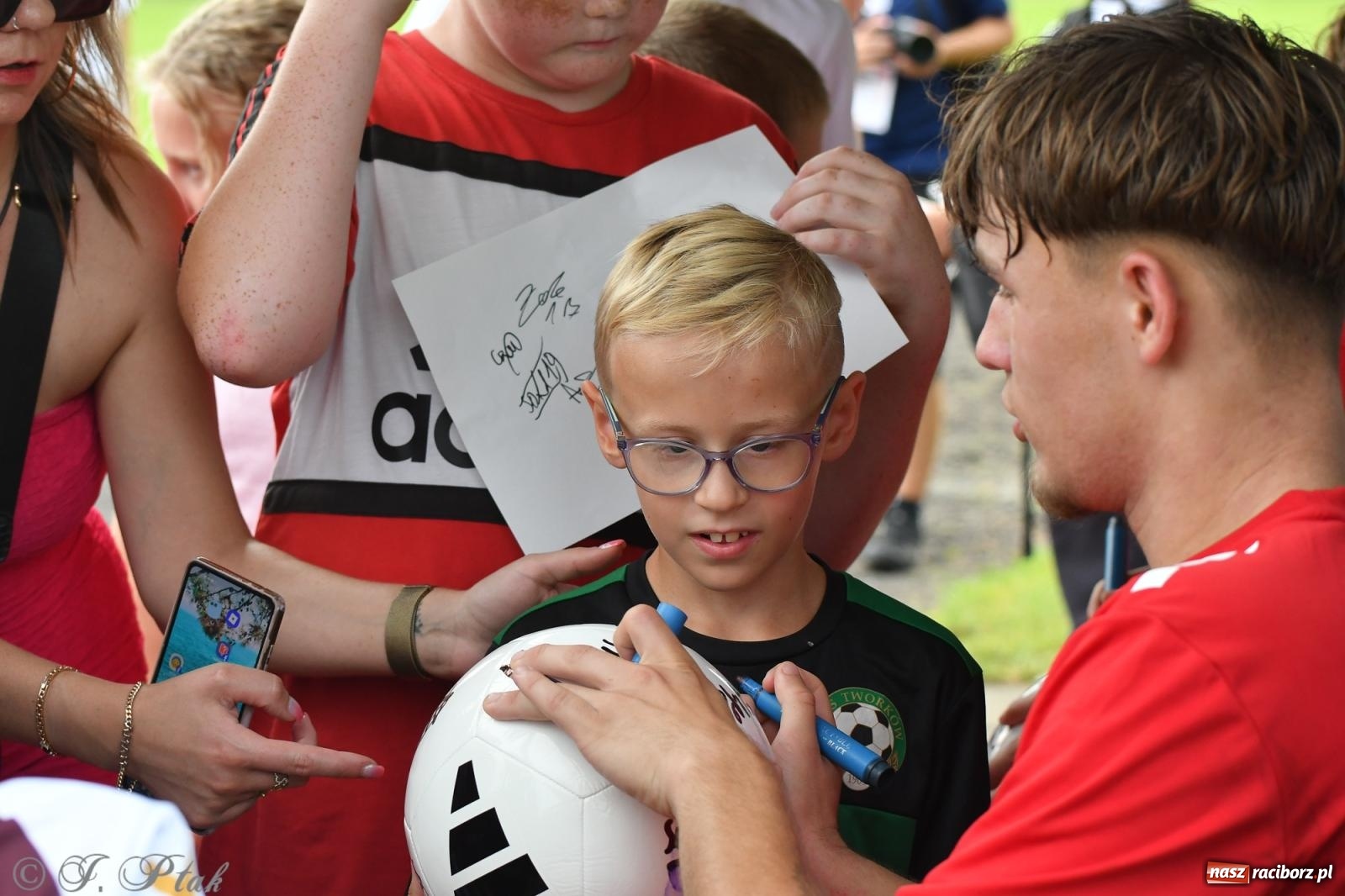 Zdjęcie w galerii na portalu naszraciborz.pl: Tworków – nobilitacja i ukłon Górnika Zabrze. 120-lecie LKS z meczem, który przejdzie do historii wiadomości z regionu