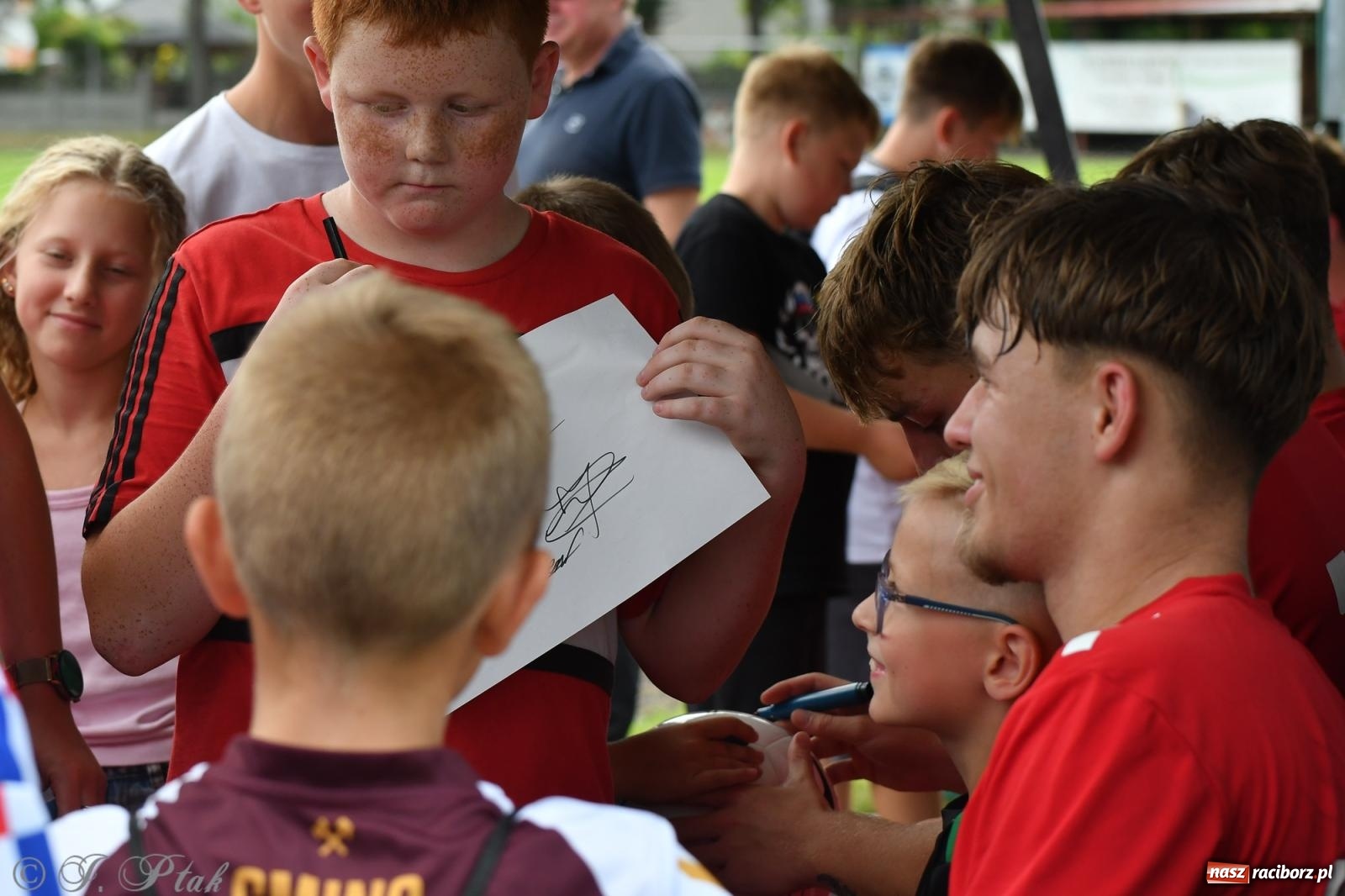 Zdjęcie w galerii na portalu naszraciborz.pl: Tworków – nobilitacja i ukłon Górnika Zabrze. 120-lecie LKS z meczem, który przejdzie do historii wiadomości z regionu