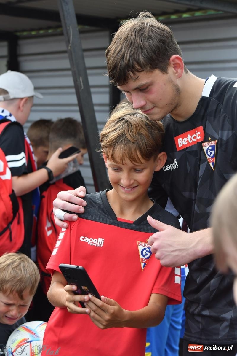 Zdjęcie w galerii na portalu naszraciborz.pl: Tworków – nobilitacja i ukłon Górnika Zabrze. 120-lecie LKS z meczem, który przejdzie do historii wiadomości z regionu