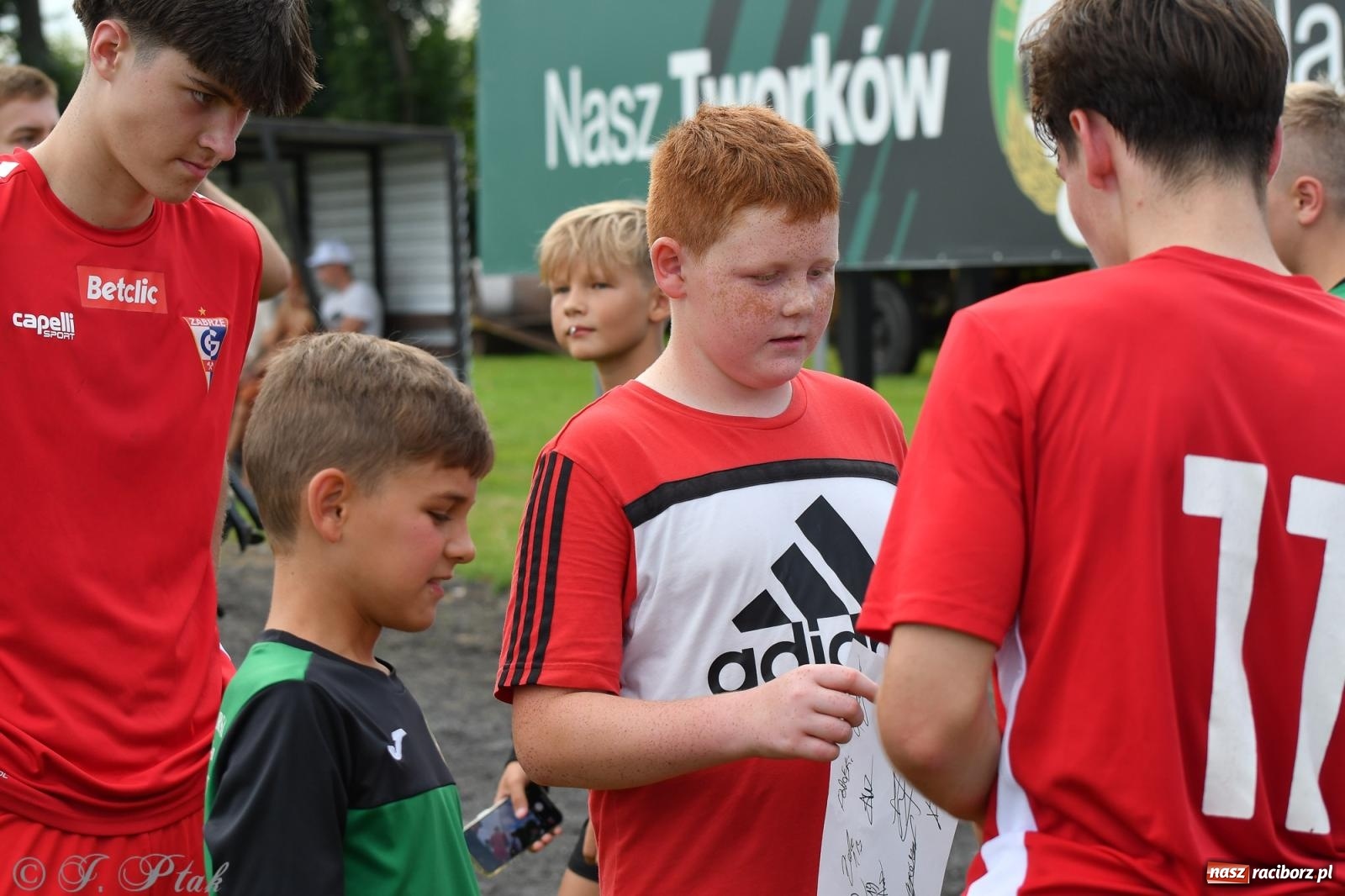 Zdjęcie w galerii na portalu naszraciborz.pl: Tworków – nobilitacja i ukłon Górnika Zabrze. 120-lecie LKS z meczem, który przejdzie do historii wiadomości z regionu