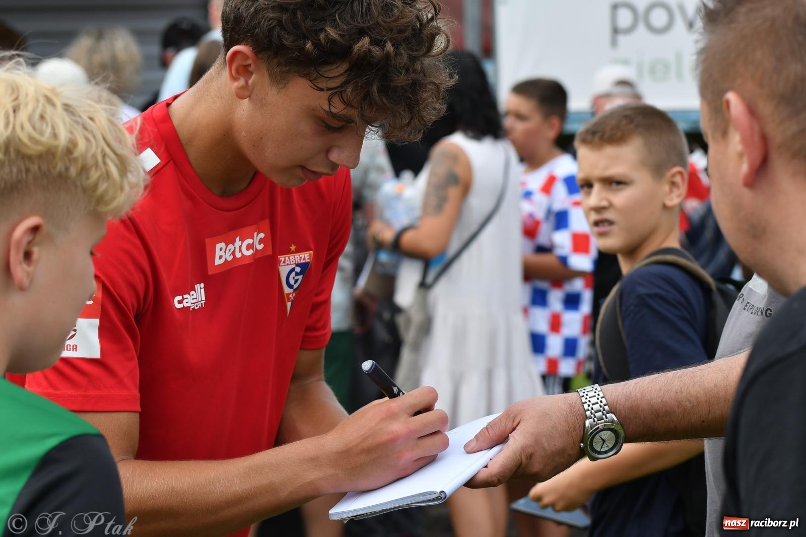 Zdjęcie w galerii na portalu naszraciborz.pl: Tworków – nobilitacja i ukłon Górnika Zabrze. 120-lecie LKS z meczem, który przejdzie do historii wiadomości z regionu