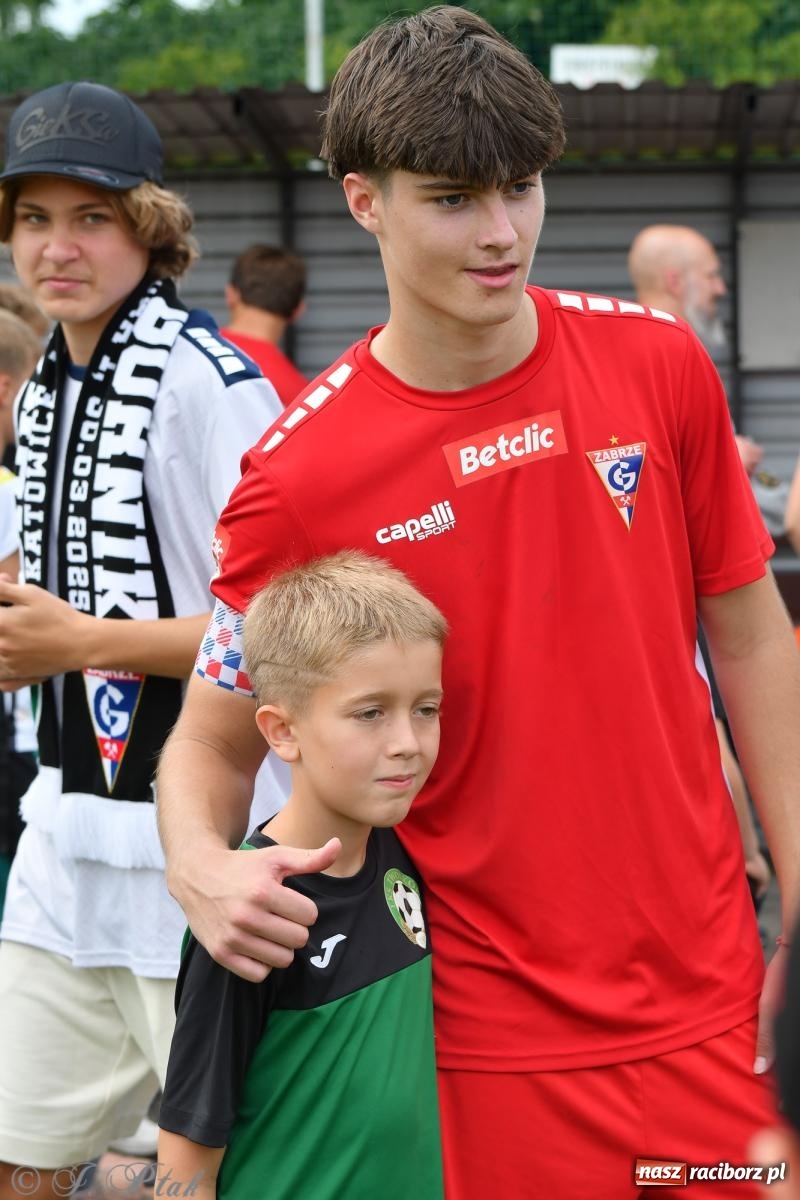 Zdjęcie w galerii na portalu naszraciborz.pl: Tworków – nobilitacja i ukłon Górnika Zabrze. 120-lecie LKS z meczem, który przejdzie do historii wiadomości z regionu