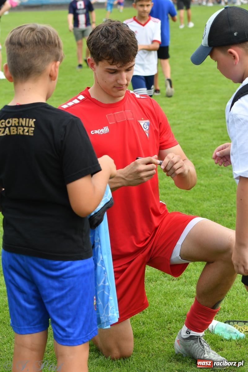 Zdjęcie w galerii na portalu naszraciborz.pl: Tworków – nobilitacja i ukłon Górnika Zabrze. 120-lecie LKS z meczem, który przejdzie do historii wiadomości z regionu