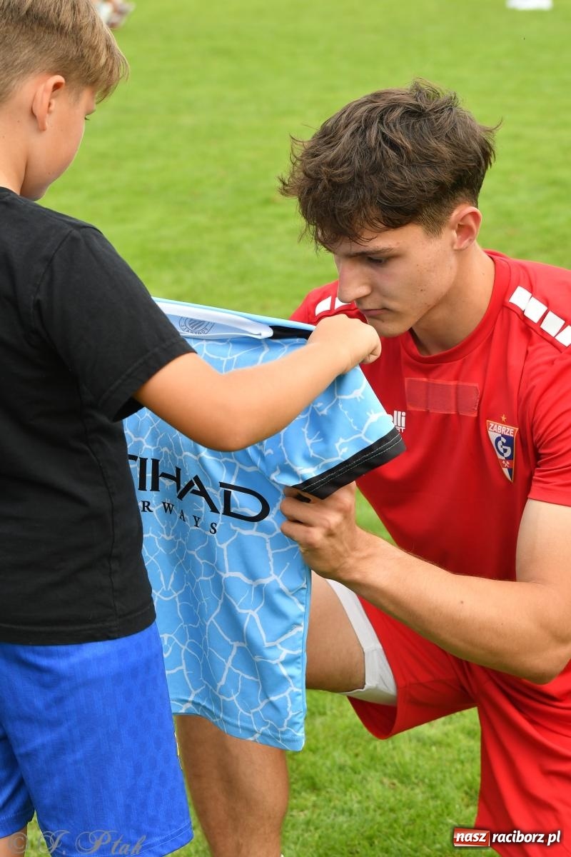 Zdjęcie w galerii na portalu naszraciborz.pl: Tworków – nobilitacja i ukłon Górnika Zabrze. 120-lecie LKS z meczem, który przejdzie do historii wiadomości z regionu