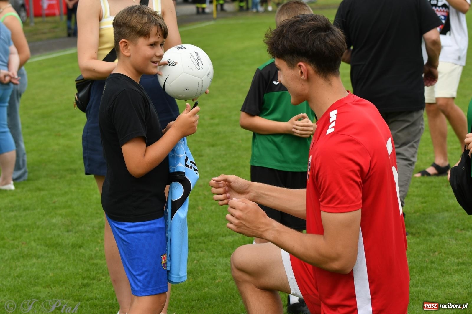 Zdjęcie w galerii na portalu naszraciborz.pl: Tworków – nobilitacja i ukłon Górnika Zabrze. 120-lecie LKS z meczem, który przejdzie do historii wiadomości z regionu
