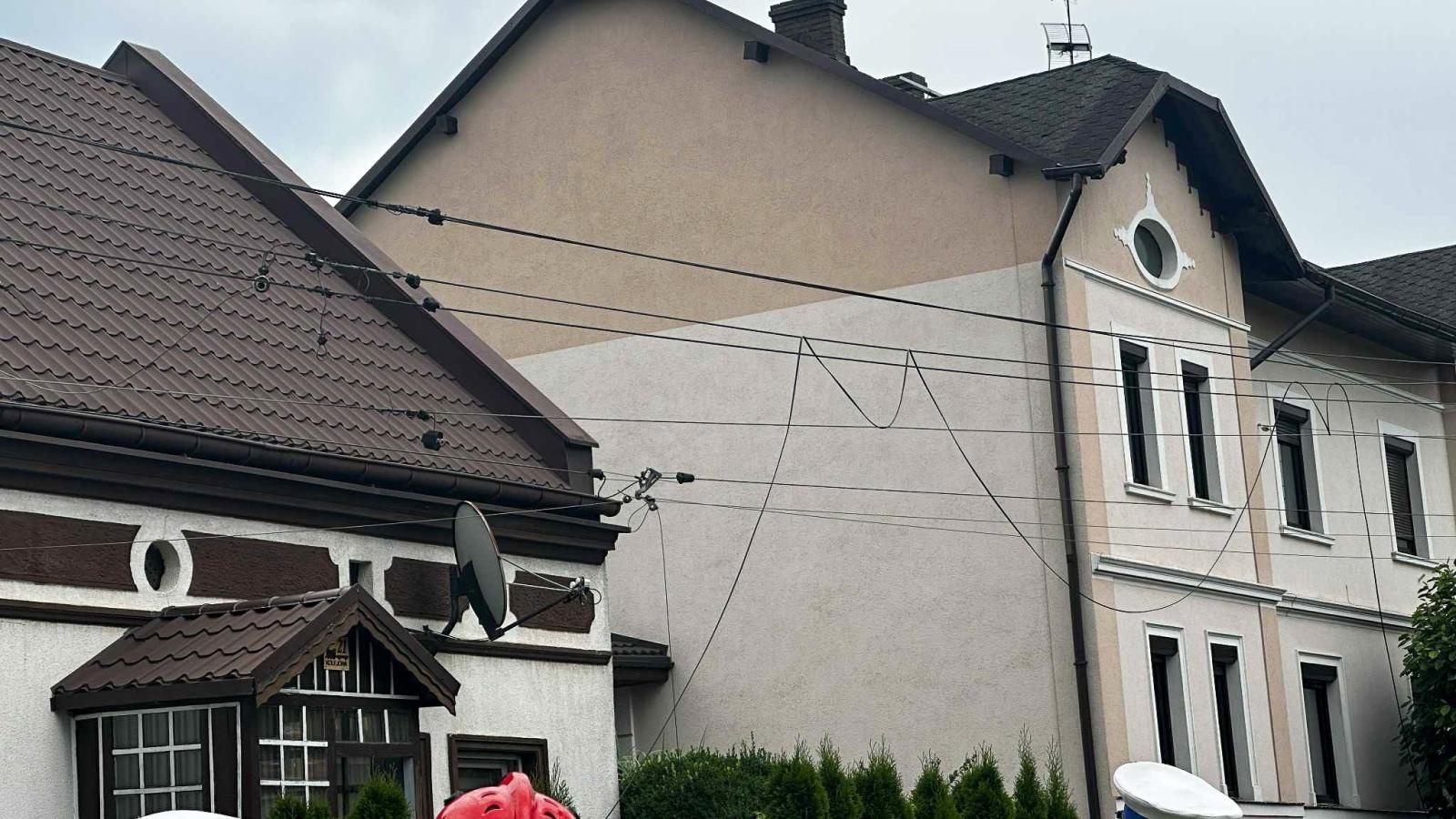 Zdjęcie w galerii na portalu naszraciborz.pl: Niebezpieczny przejazd ciągnikiem przez Krzanowice. Uszkodzony słup i elewacje domów wiadomości z regionu