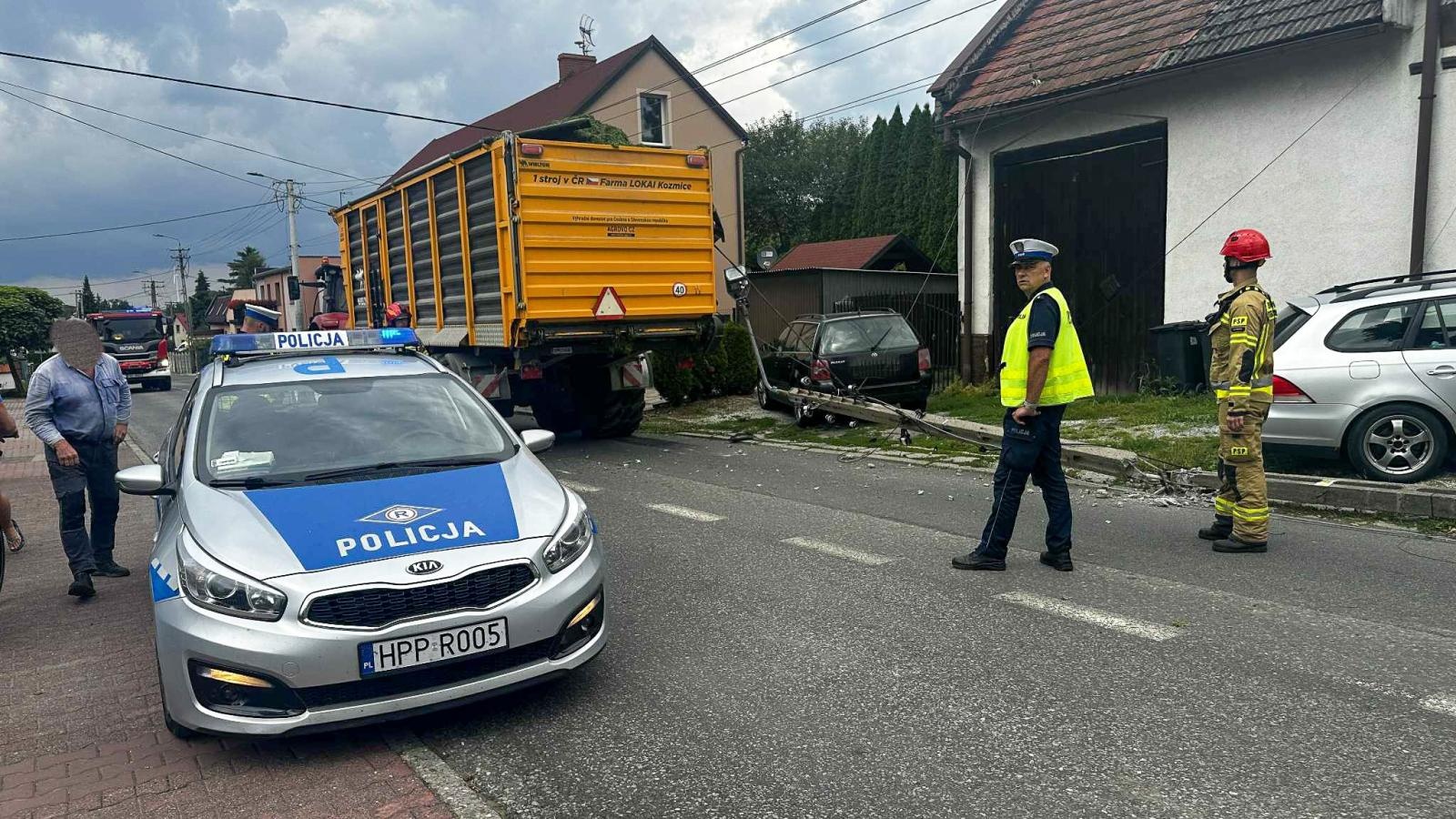 Zdjęcie w galerii na portalu naszraciborz.pl: Niebezpieczny przejazd ciągnikiem przez Krzanowice. Uszkodzony słup i elewacje domów wiadomości z regionu
