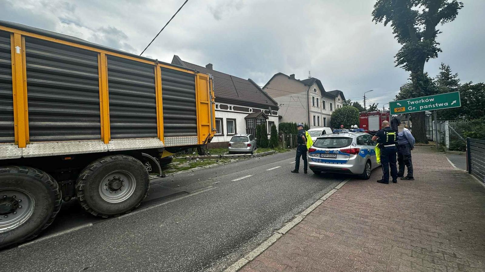 Zdjęcie w galerii na portalu naszraciborz.pl: Niebezpieczny przejazd ciągnikiem przez Krzanowice. Uszkodzony słup i elewacje domów wiadomości z regionu