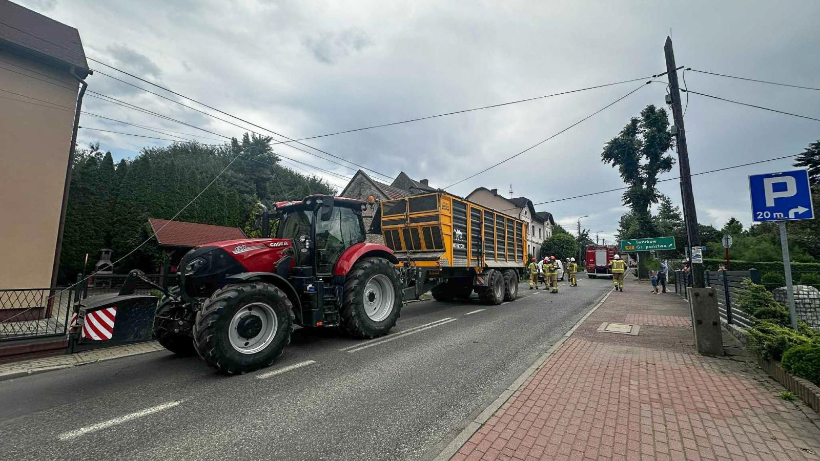 Zdjęcie w galerii na portalu naszraciborz.pl: Niebezpieczny przejazd ciągnikiem przez Krzanowice. Uszkodzony słup i elewacje domów wiadomości z regionu