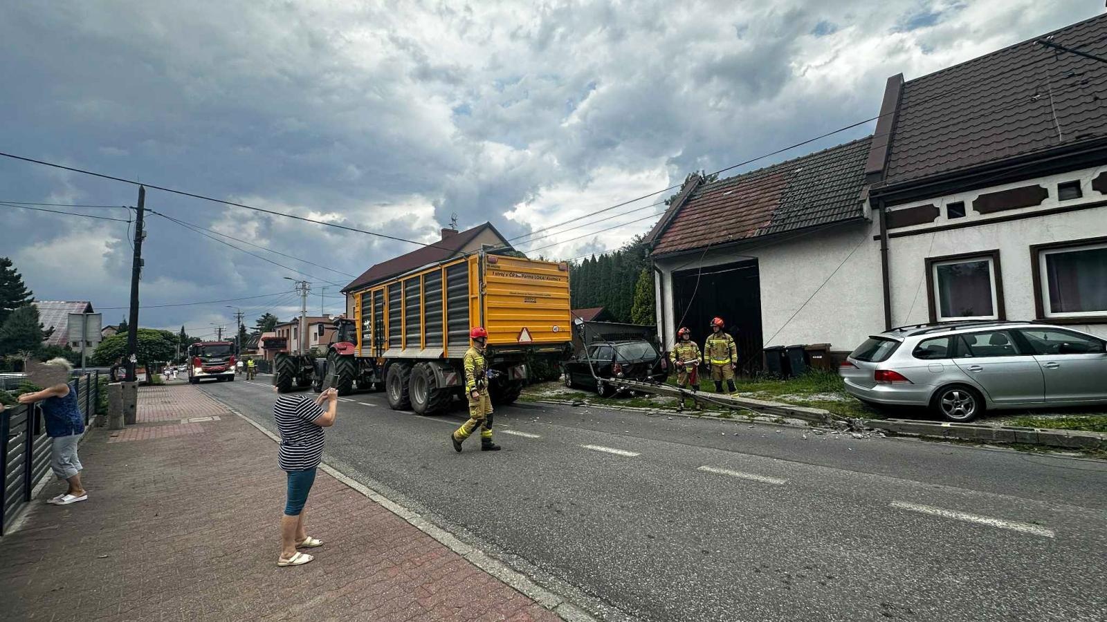 Zdjęcie w galerii na portalu naszraciborz.pl: Niebezpieczny przejazd ciągnikiem przez Krzanowice. Uszkodzony słup i elewacje domów wiadomości z regionu