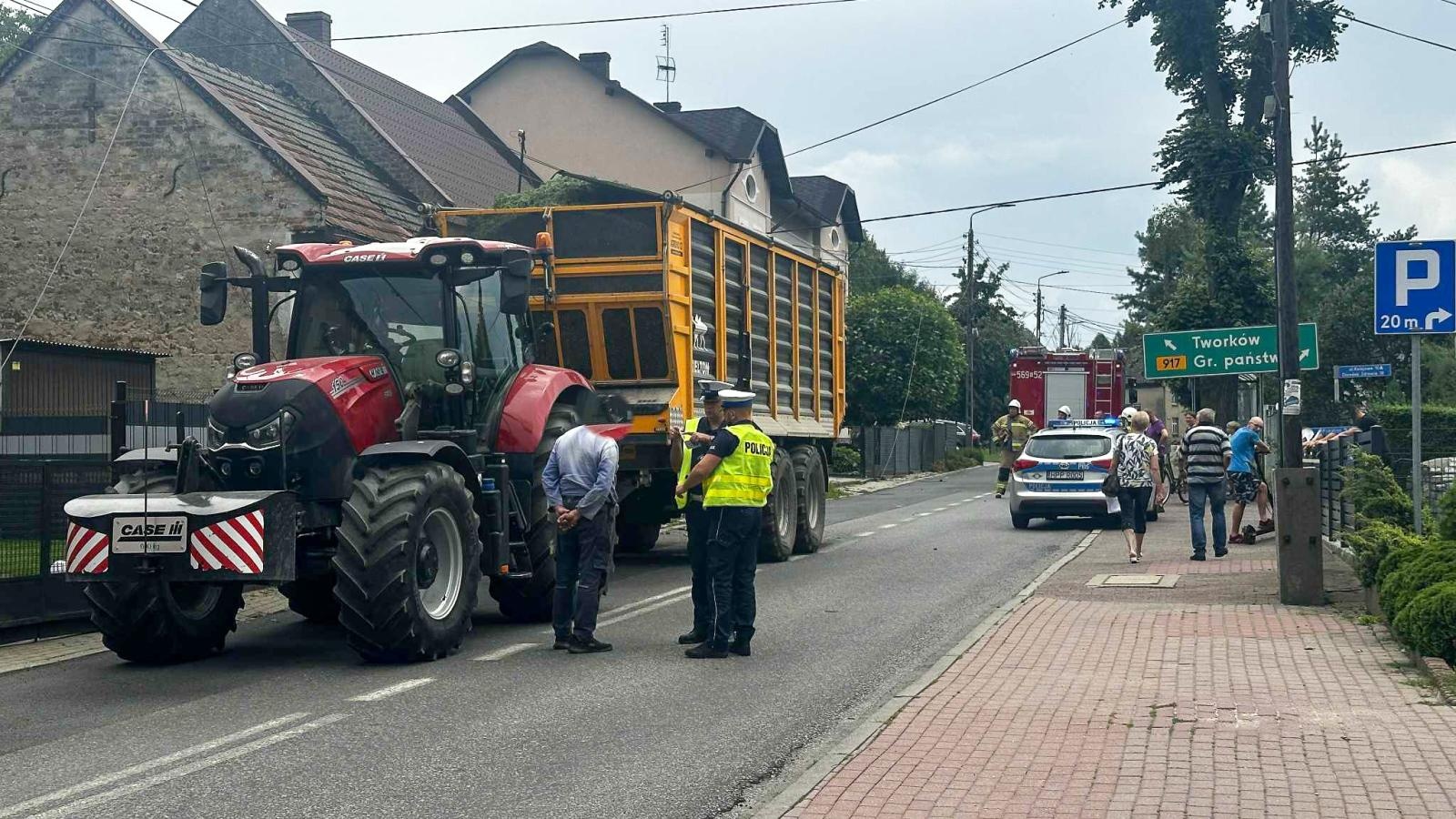 Zdjęcie w galerii na portalu naszraciborz.pl: Niebezpieczny przejazd ciągnikiem przez Krzanowice. Uszkodzony słup i elewacje domów wiadomości z regionu