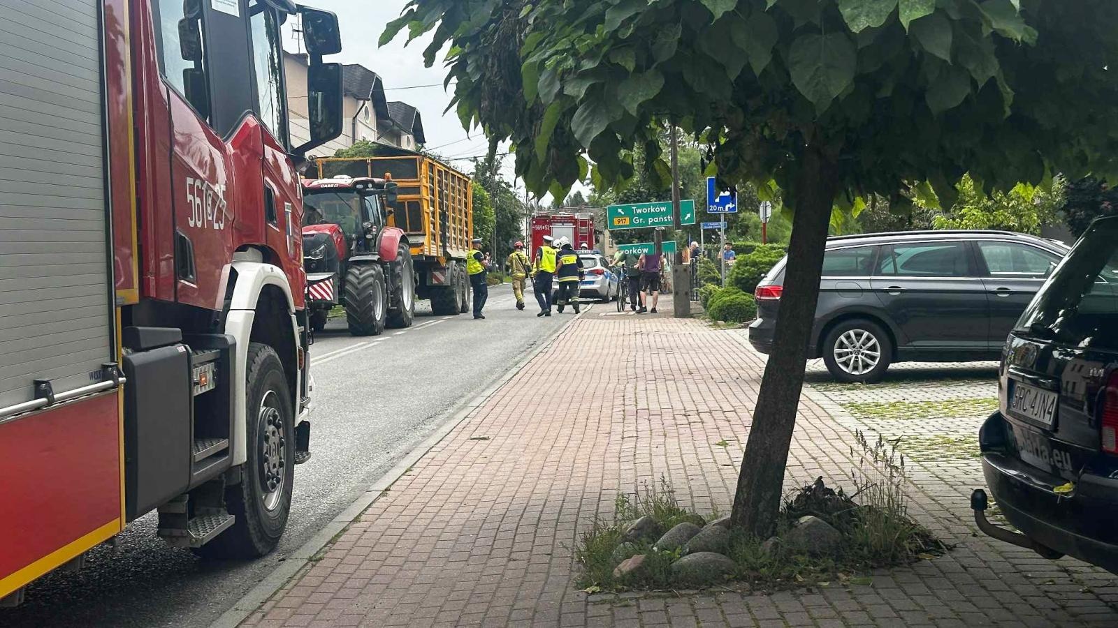 Zdjęcie w galerii na portalu naszraciborz.pl: Niebezpieczny przejazd ciągnikiem przez Krzanowice. Uszkodzony słup i elewacje domów wiadomości z regionu