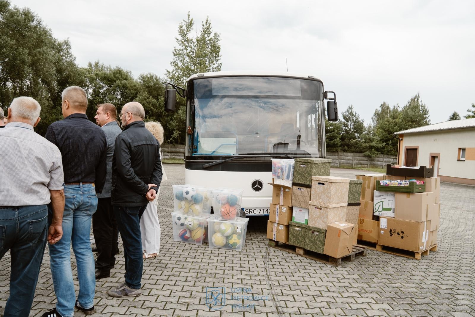 Zdjęcie w galerii na portalu naszraciborz.pl: Z Pietrowic Wielkich do Kozłowa. Polski autobus w służbie ukraińskiej gminy  wiadomości z regionu