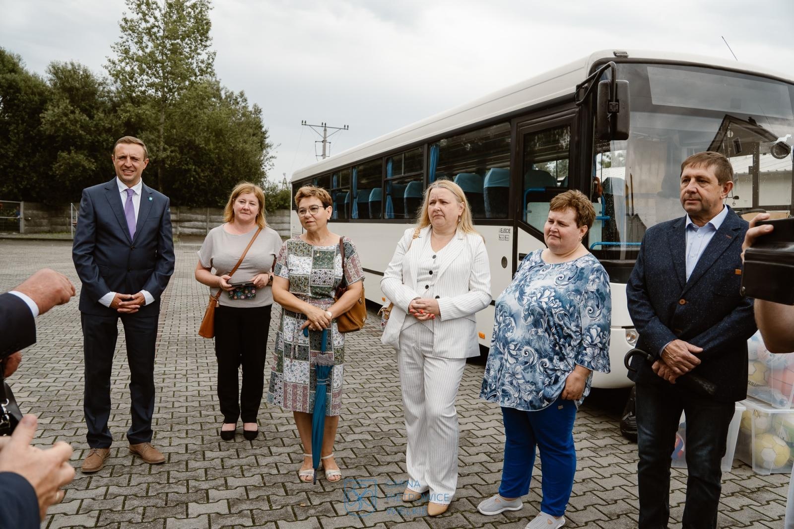 Zdjęcie w galerii na portalu naszraciborz.pl: Z Pietrowic Wielkich do Kozłowa. Polski autobus w służbie ukraińskiej gminy  wiadomości z regionu