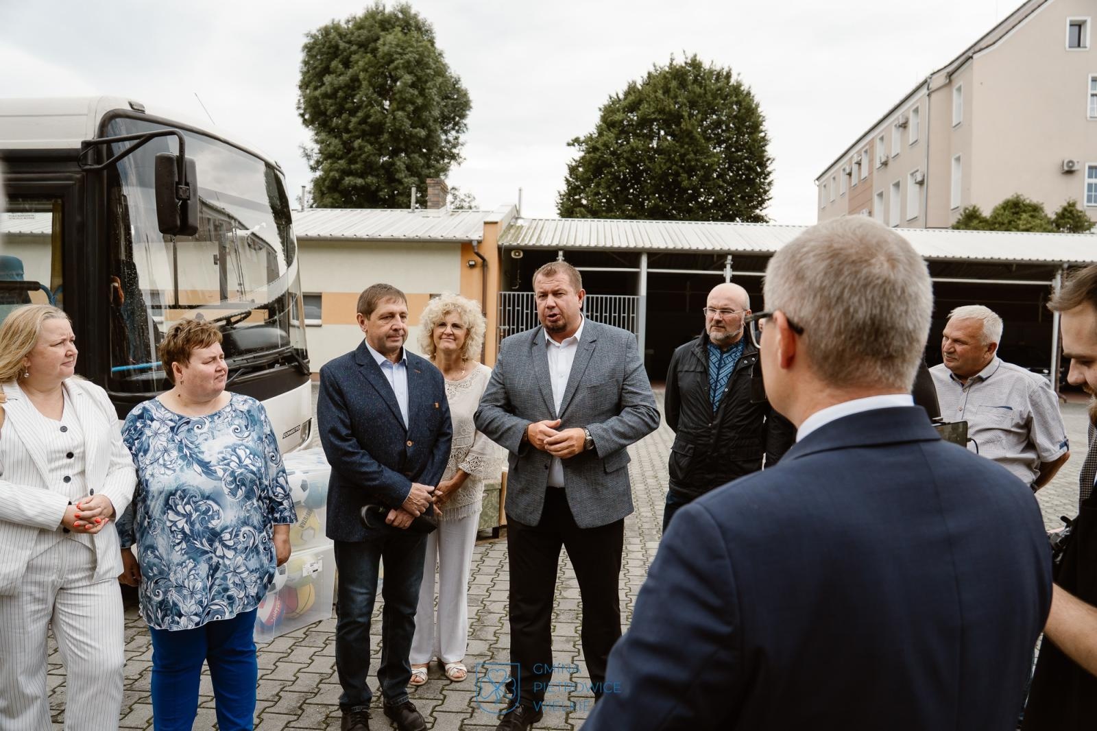 Zdjęcie w galerii na portalu naszraciborz.pl: Z Pietrowic Wielkich do Kozłowa. Polski autobus w służbie ukraińskiej gminy  wiadomości z regionu