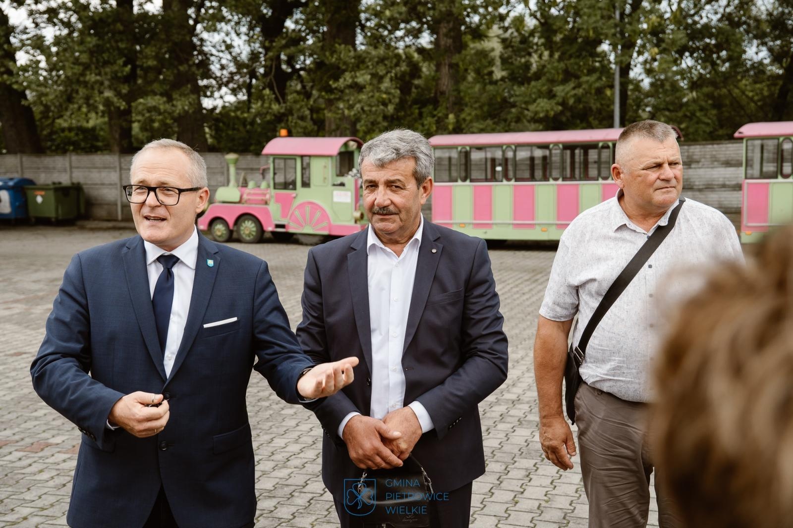 Zdjęcie w galerii na portalu naszraciborz.pl: Z Pietrowic Wielkich do Kozłowa. Polski autobus w służbie ukraińskiej gminy  wiadomości z regionu