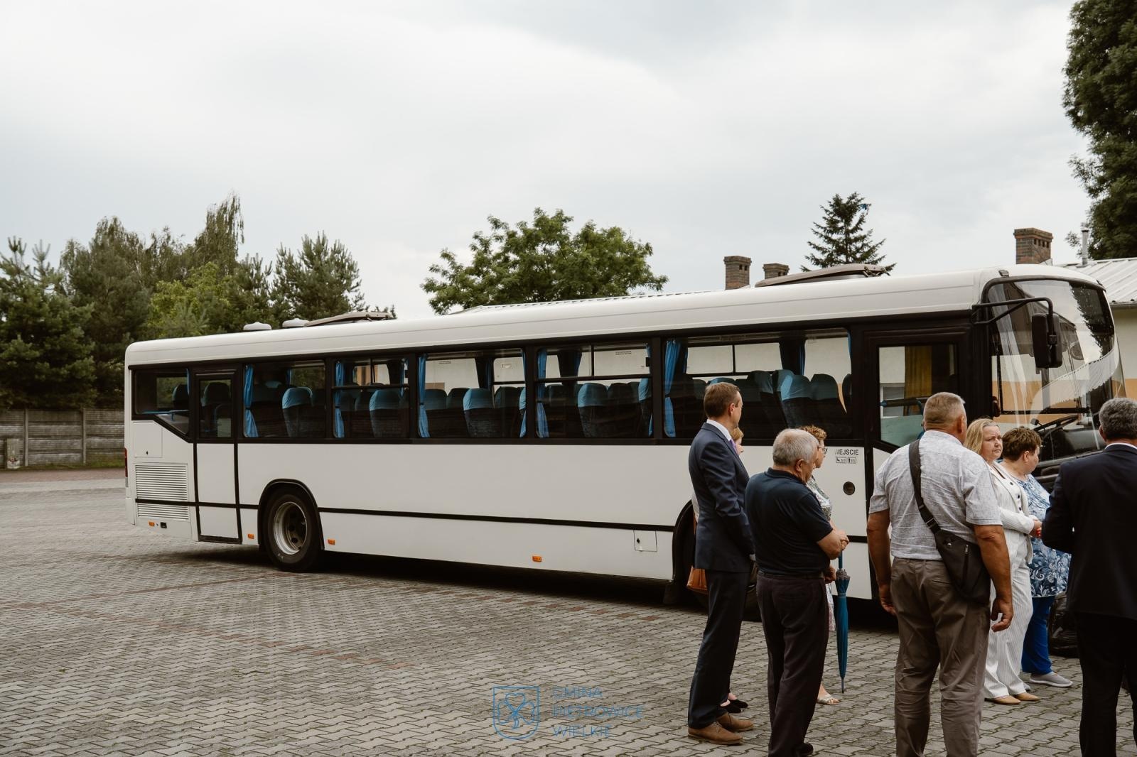 Zdjęcie w galerii na portalu naszraciborz.pl: Z Pietrowic Wielkich do Kozłowa. Polski autobus w służbie ukraińskiej gminy  wiadomości z regionu