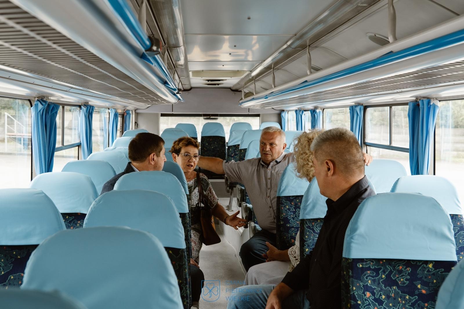 Zdjęcie w galerii na portalu naszraciborz.pl: Z Pietrowic Wielkich do Kozłowa. Polski autobus w służbie ukraińskiej gminy  wiadomości z regionu